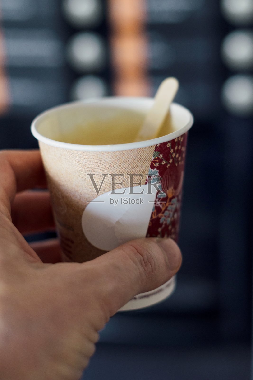 特写的手拿着一杯浓缩咖啡在自动售货机前照片摄影图片