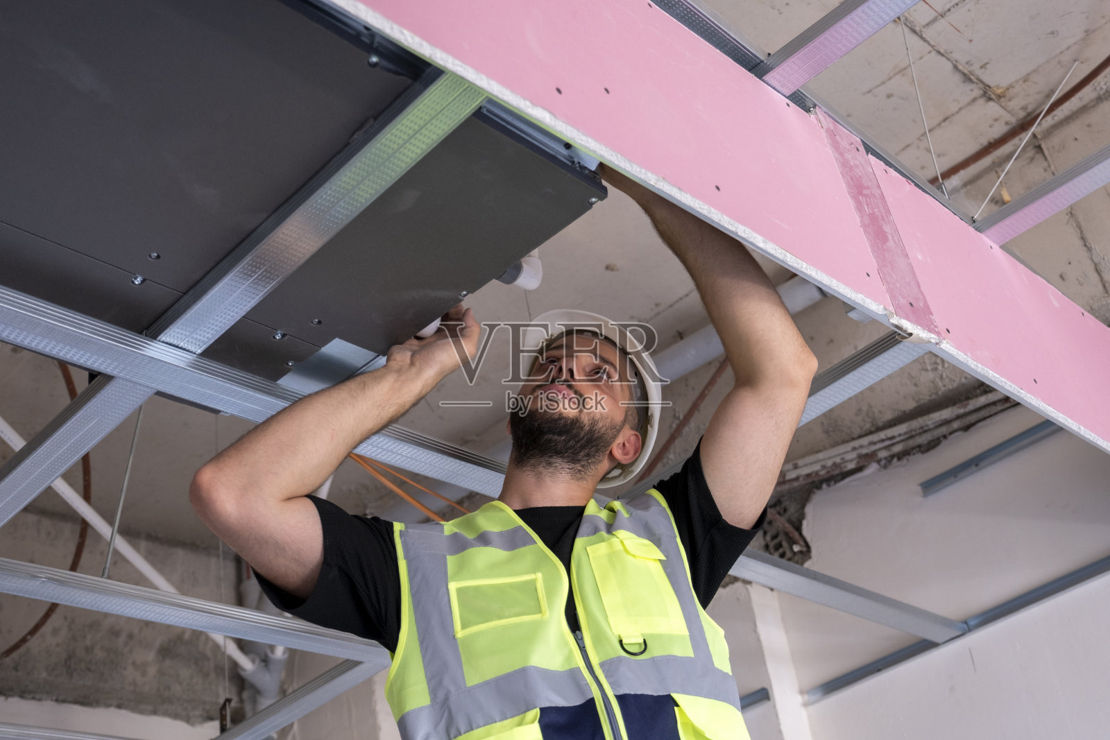 年轻英俊的工人正在安装空调照片摄影图片