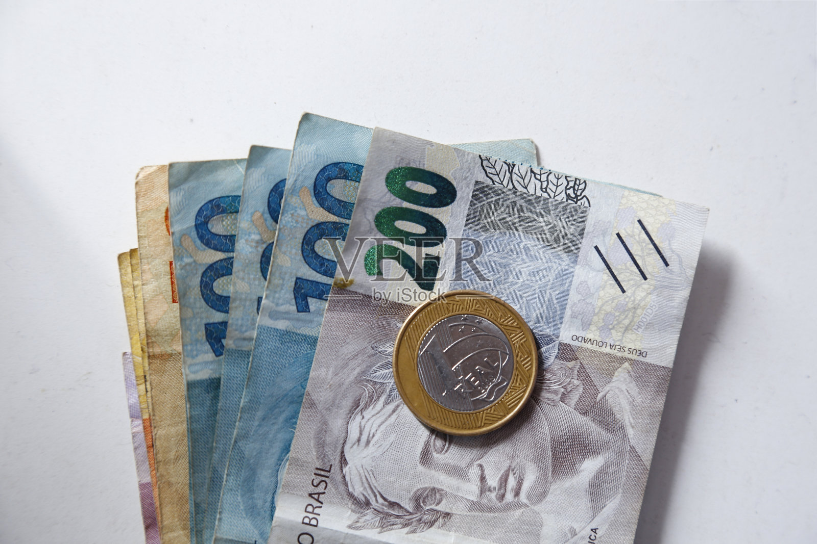 白色表面的巴西货币杂钞照片摄影图片