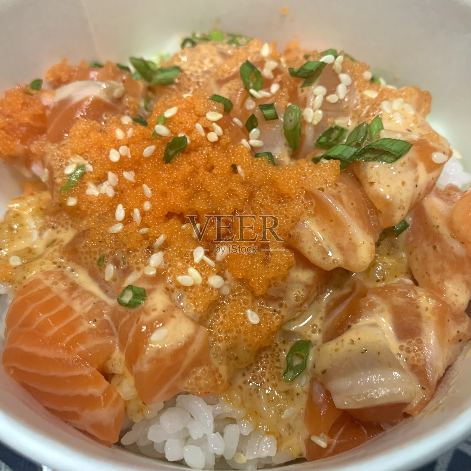 日式辣三文鱼沙拉照片摄影图片