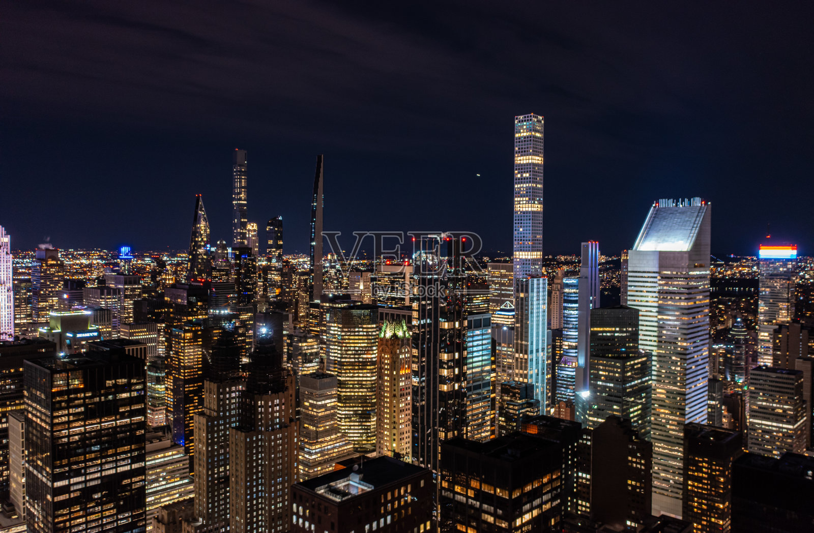 市区的现代住宅楼。夜晚，市中心的摩天大楼灯火通明。美国纽约曼哈顿照片摄影图片