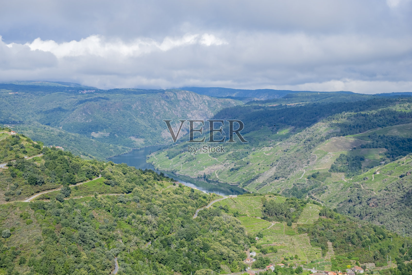 在多云的日子里，在Ribeira Sacra的西尔河峡谷的景观。加利西亚,西班牙。照片摄影图片
