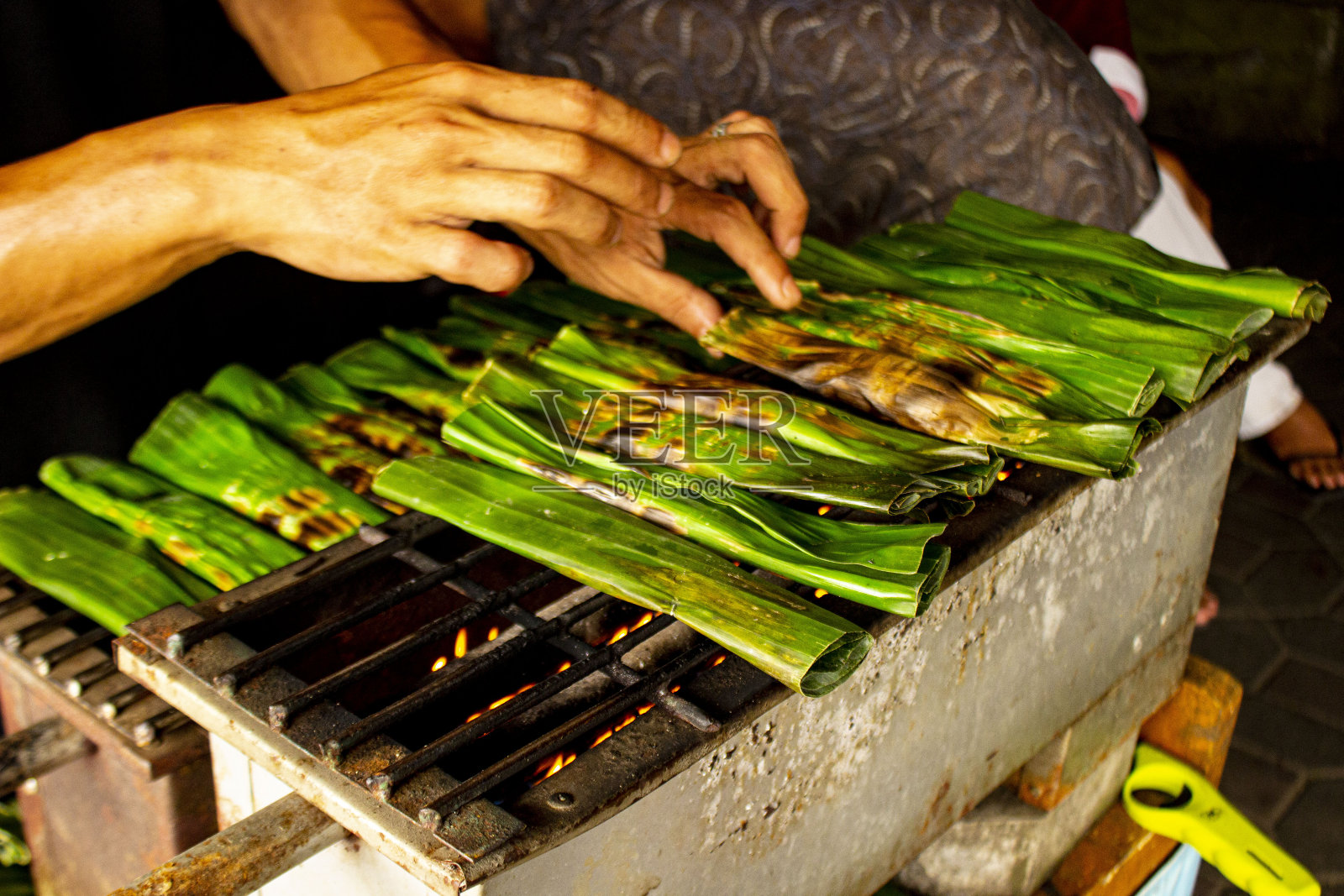 御竹——御竹是用切碎的鲭鱼肉包在香蕉叶里烤熟后，配上酸辣酱汁食用的食物。Otak-otak是印尼传统的鱼饼照片摄影图片