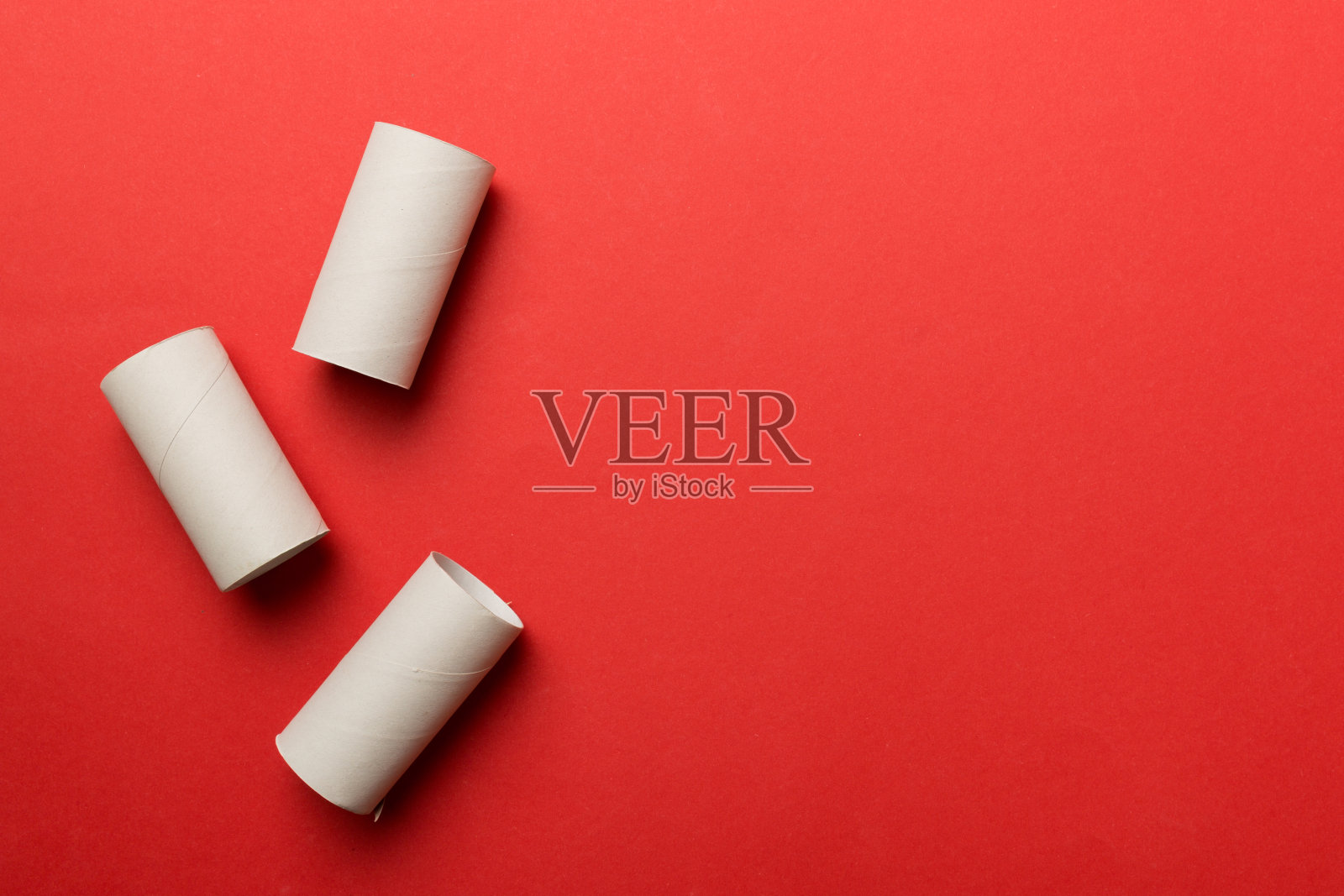 平铺组合与空卫生纸卷和彩色背景上的文字空间。可回收的纸管，金属插头端由牛皮纸或纸板制成照片摄影图片