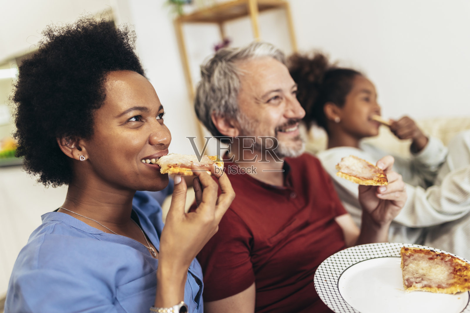 快乐的家庭在家里一起分享披萨照片摄影图片