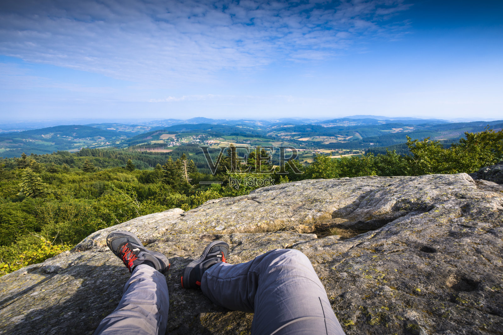 法国博若莱的日出和罗氏阿朱岩石上的背包客照片摄影图片