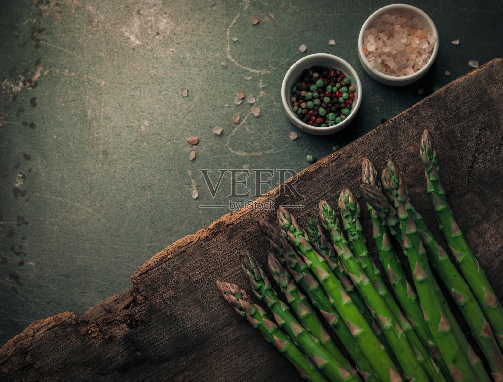 新鲜蔬菜，盐和胡椒，完美的健康餐照片摄影图片