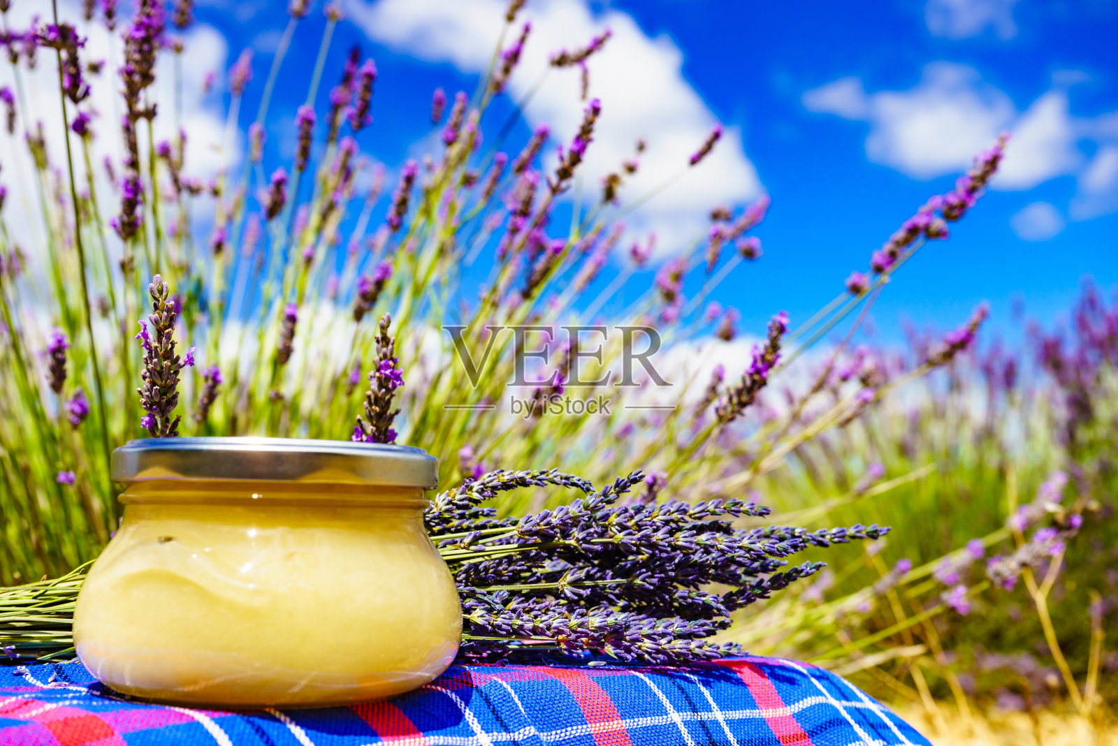 装着蜂蜜和薰衣草的罐子。照片摄影图片