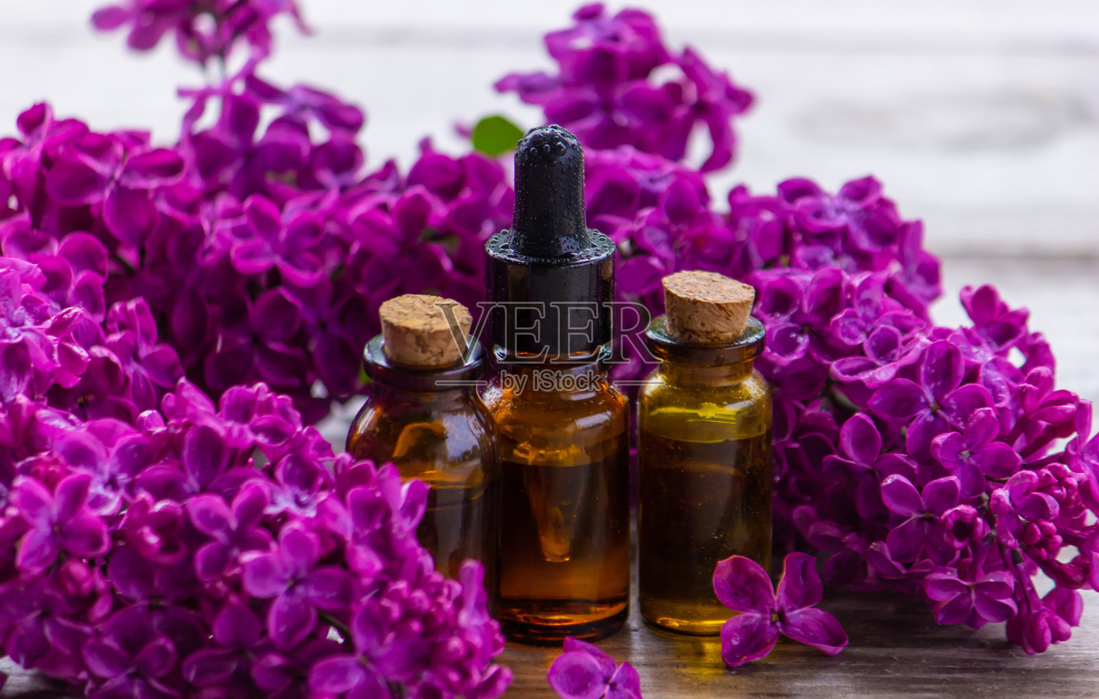 丁香精油装在一个小瓶子里。有选择性的重点。照片摄影图片