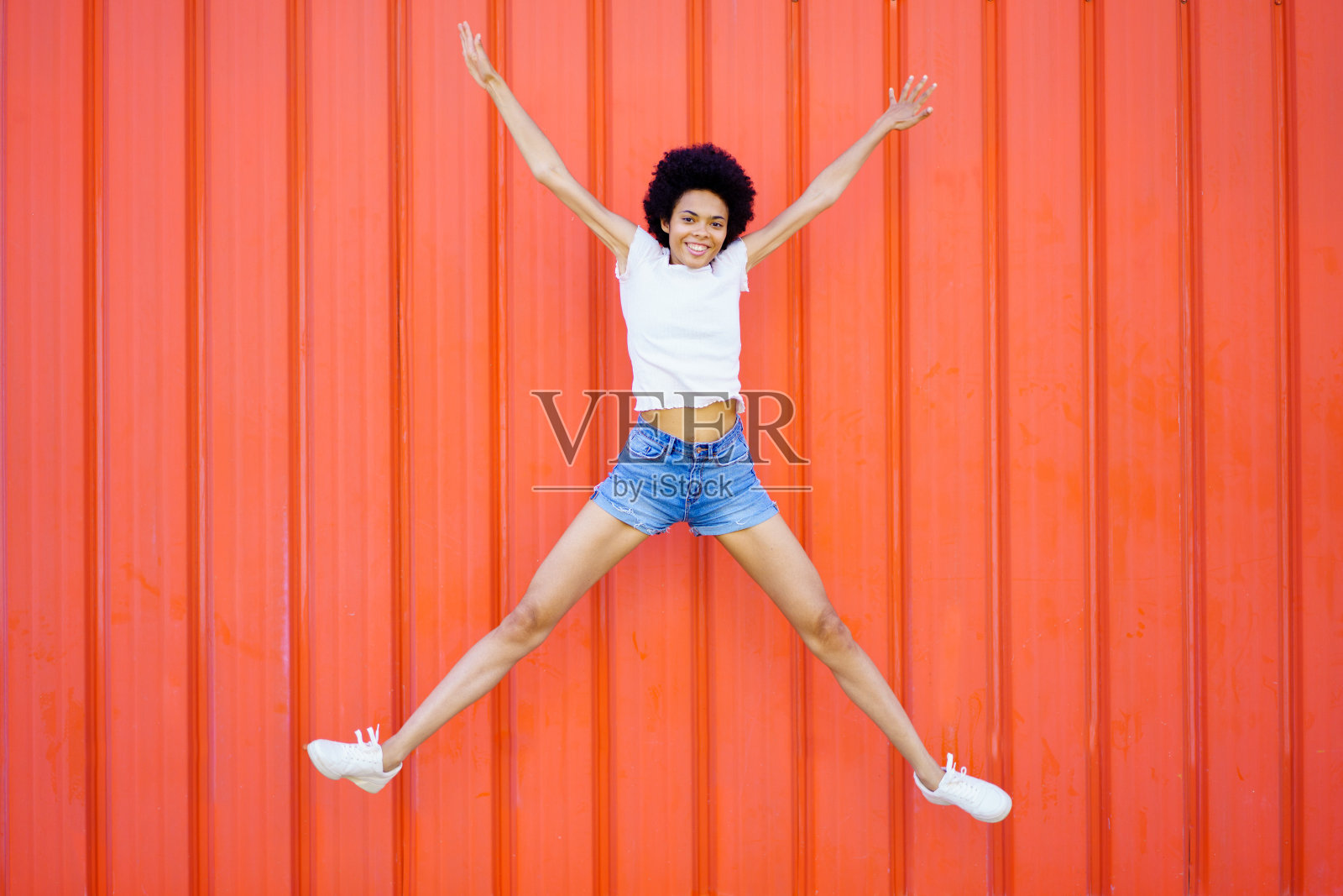 快乐的黑人女人在街上跳照片摄影图片