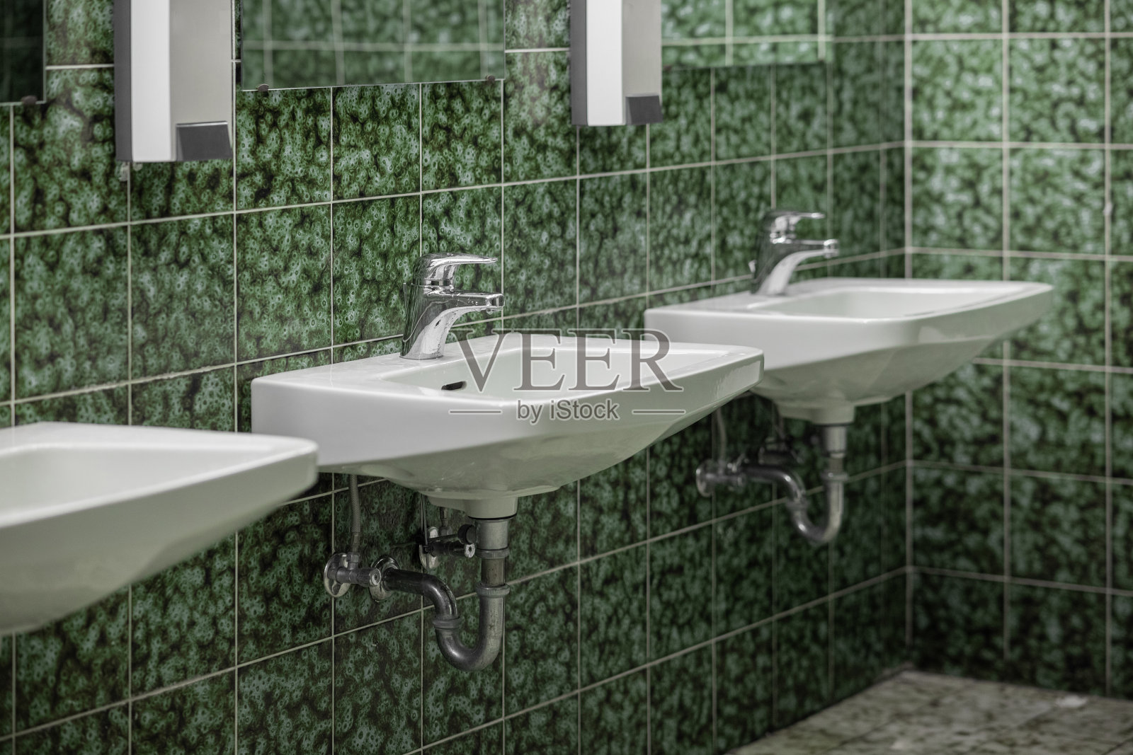 古老的复古浴室，绿色瓷砖与复古的纹理照片摄影图片