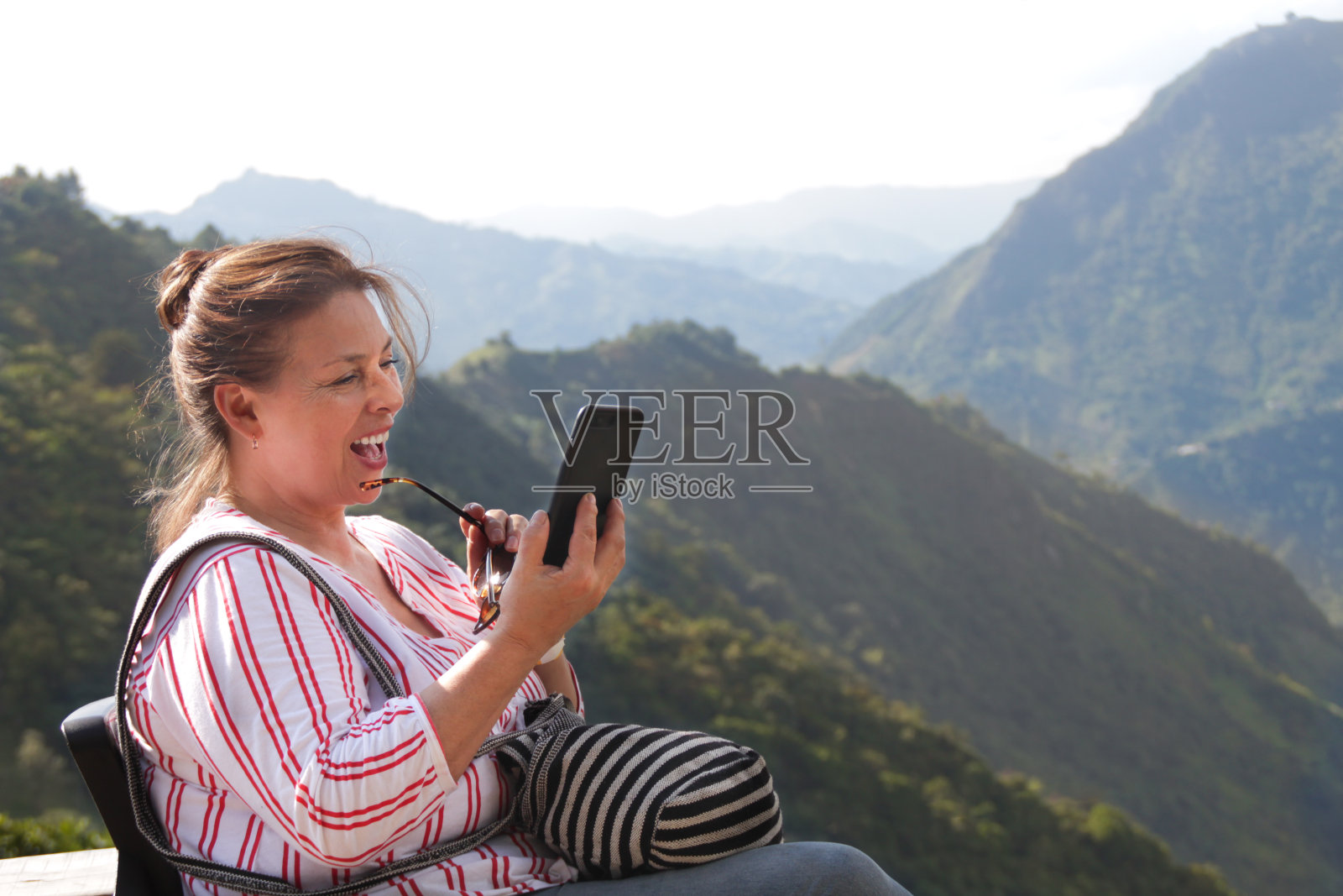 高级女性出差，还打视频电话照片摄影图片