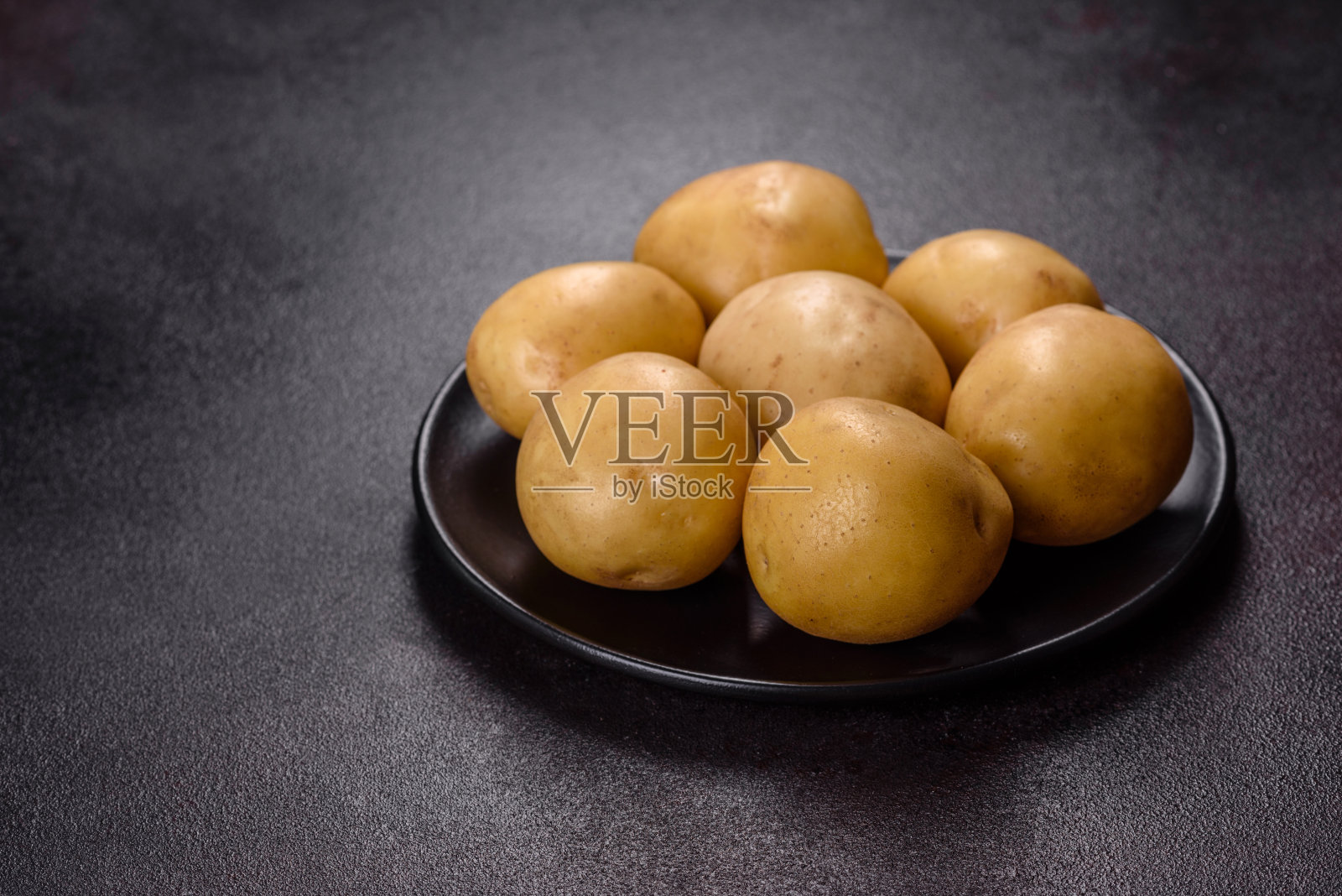 桌上有一堆小土豆。蔬菜的好处照片摄影图片