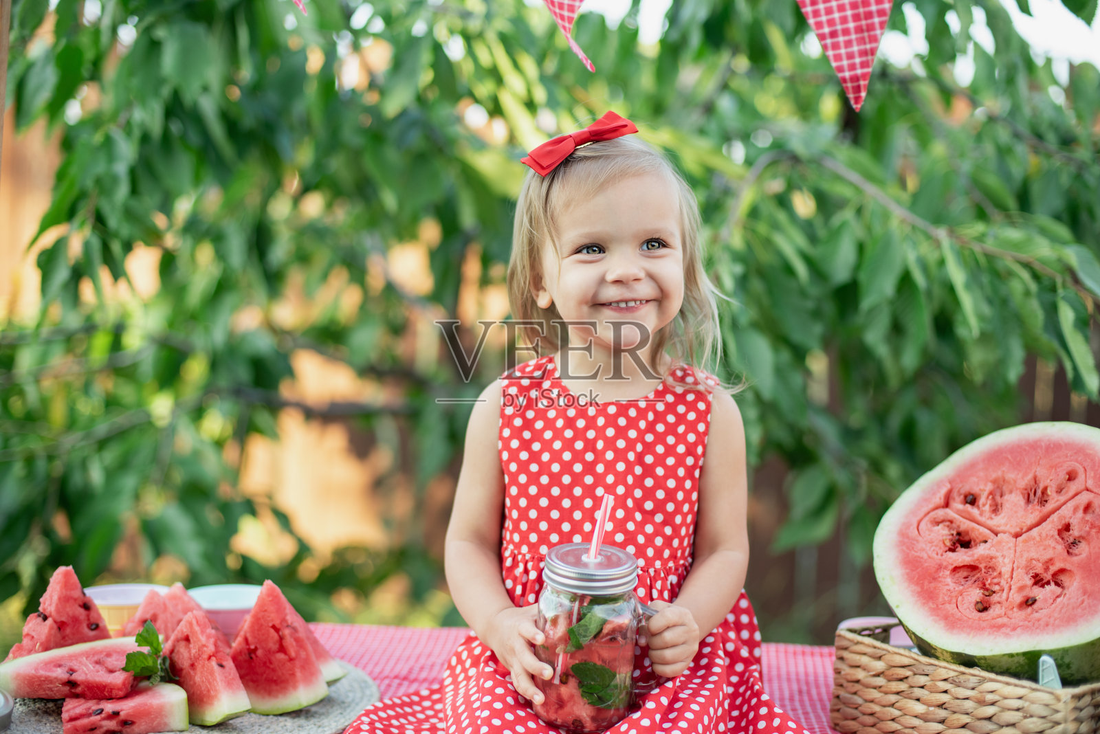 西瓜柠檬水加冰和薄荷作为夏季清凉饮料的罐子。照片摄影图片