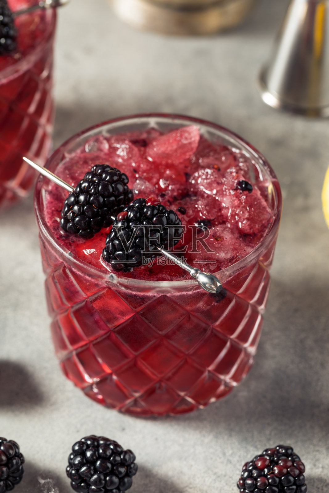Boozy清爽黑莓鸡尾酒照片摄影图片
