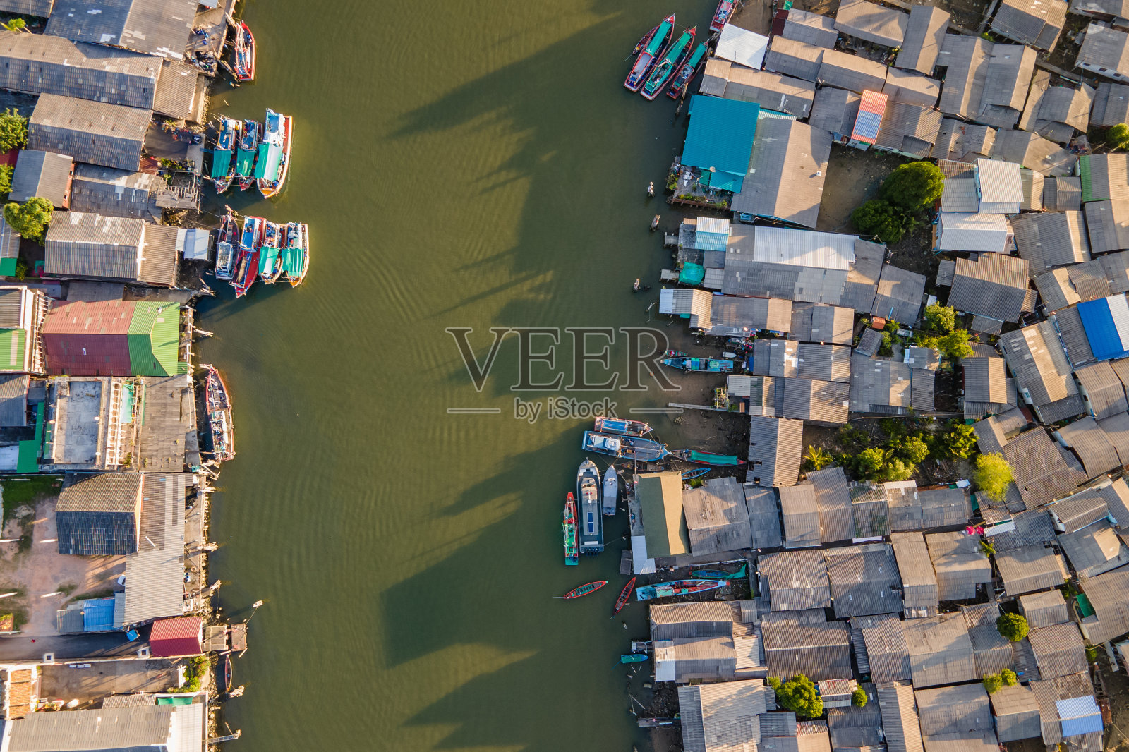 飞峰北南村渔村鸟瞰图照片摄影图片