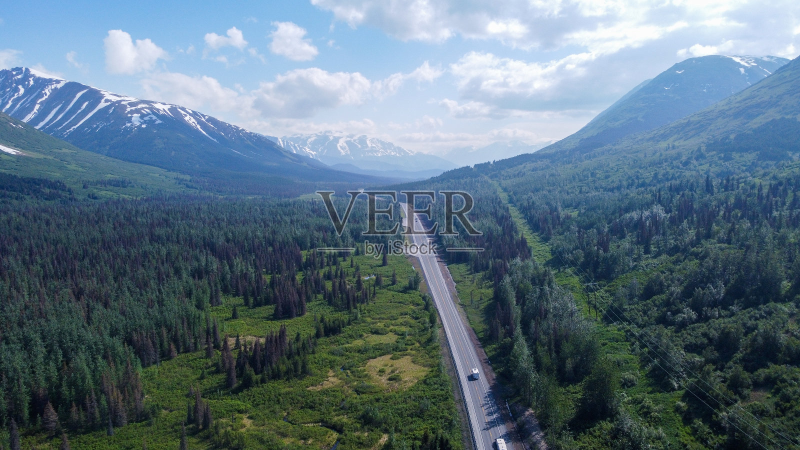 无人机捕捉到了基奈峡湾国家公园附近的高速公路照片摄影图片