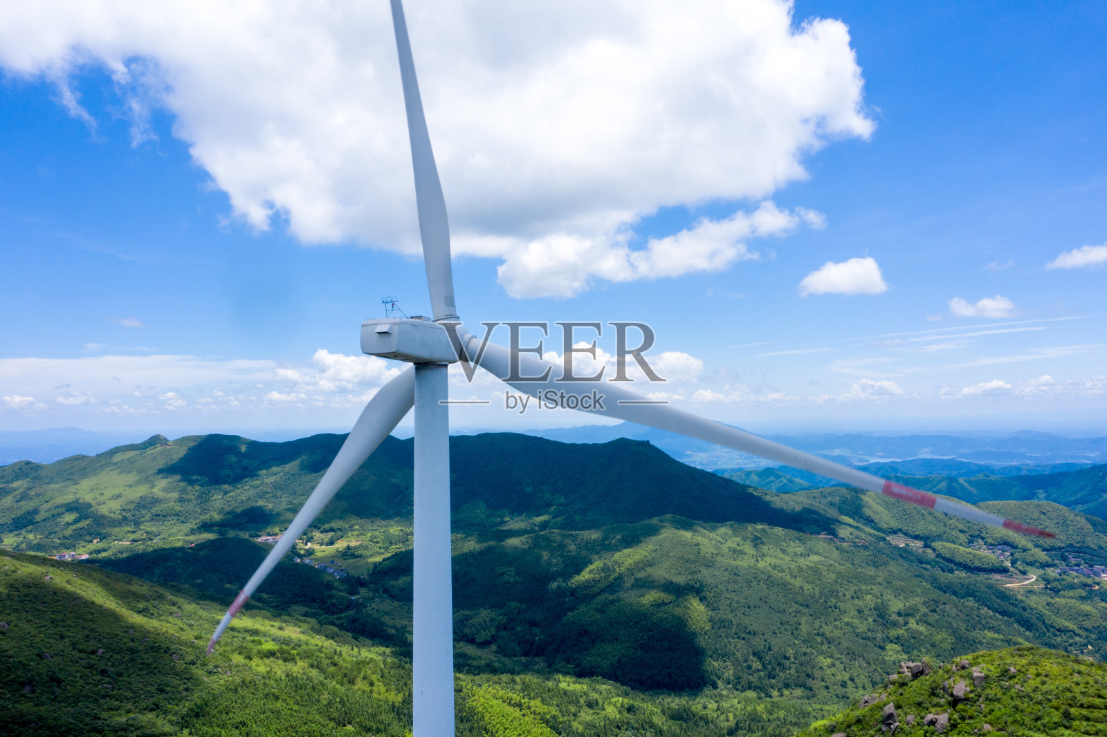 高山蓝天白云风力发电机照片摄影图片