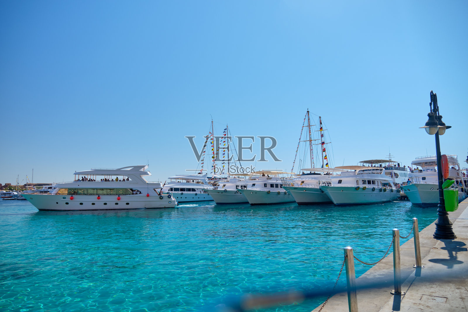 海湾：码头停泊着大量游艇照片摄影图片