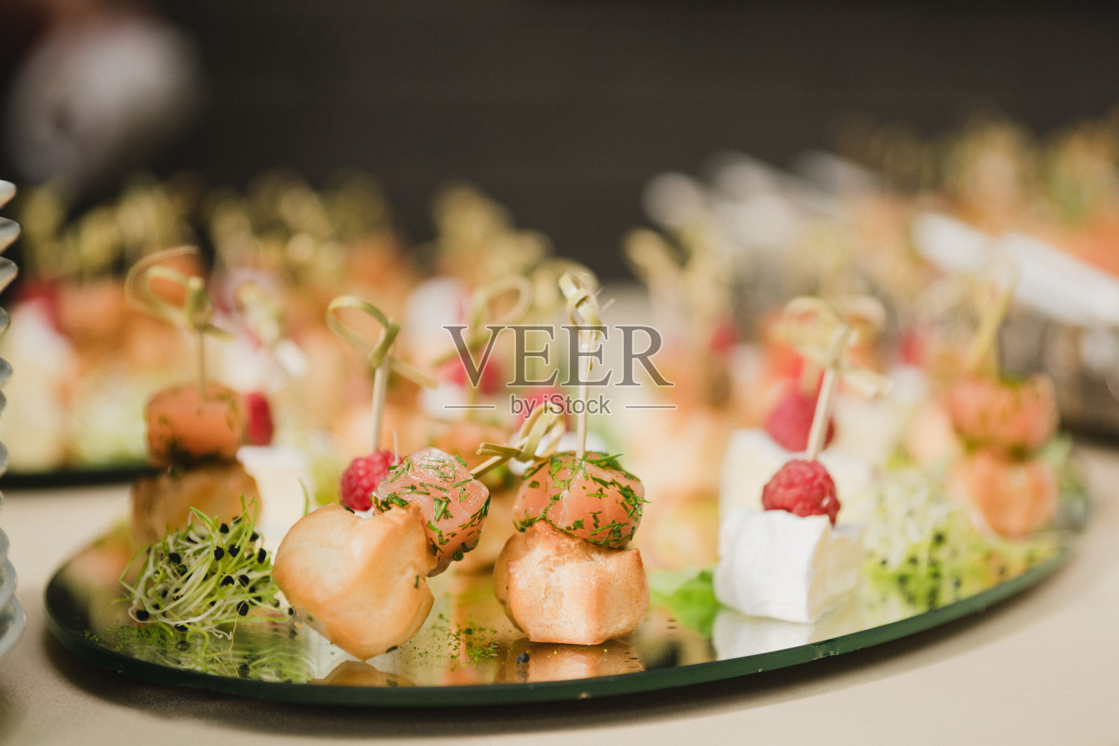 婚宴上的酒席。餐厅展示，欧式美食，美食消费，派对理念。照片摄影图片