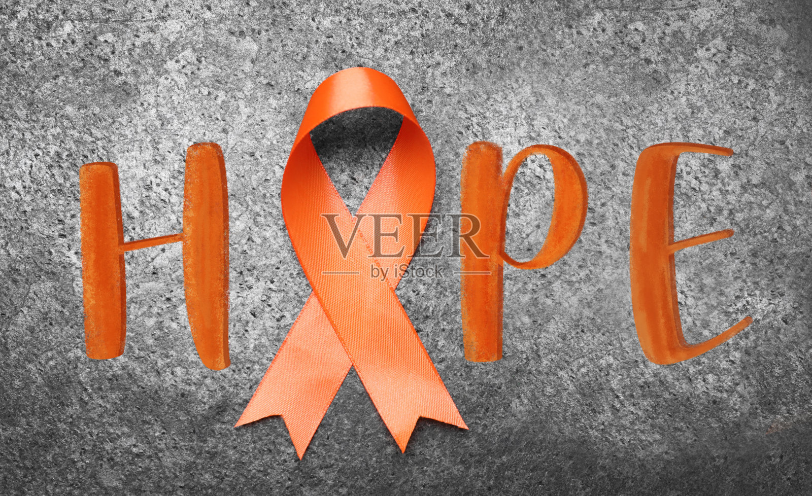 灰色背景上的橙色丝带和“HOPE”字样俯视图照片摄影图片