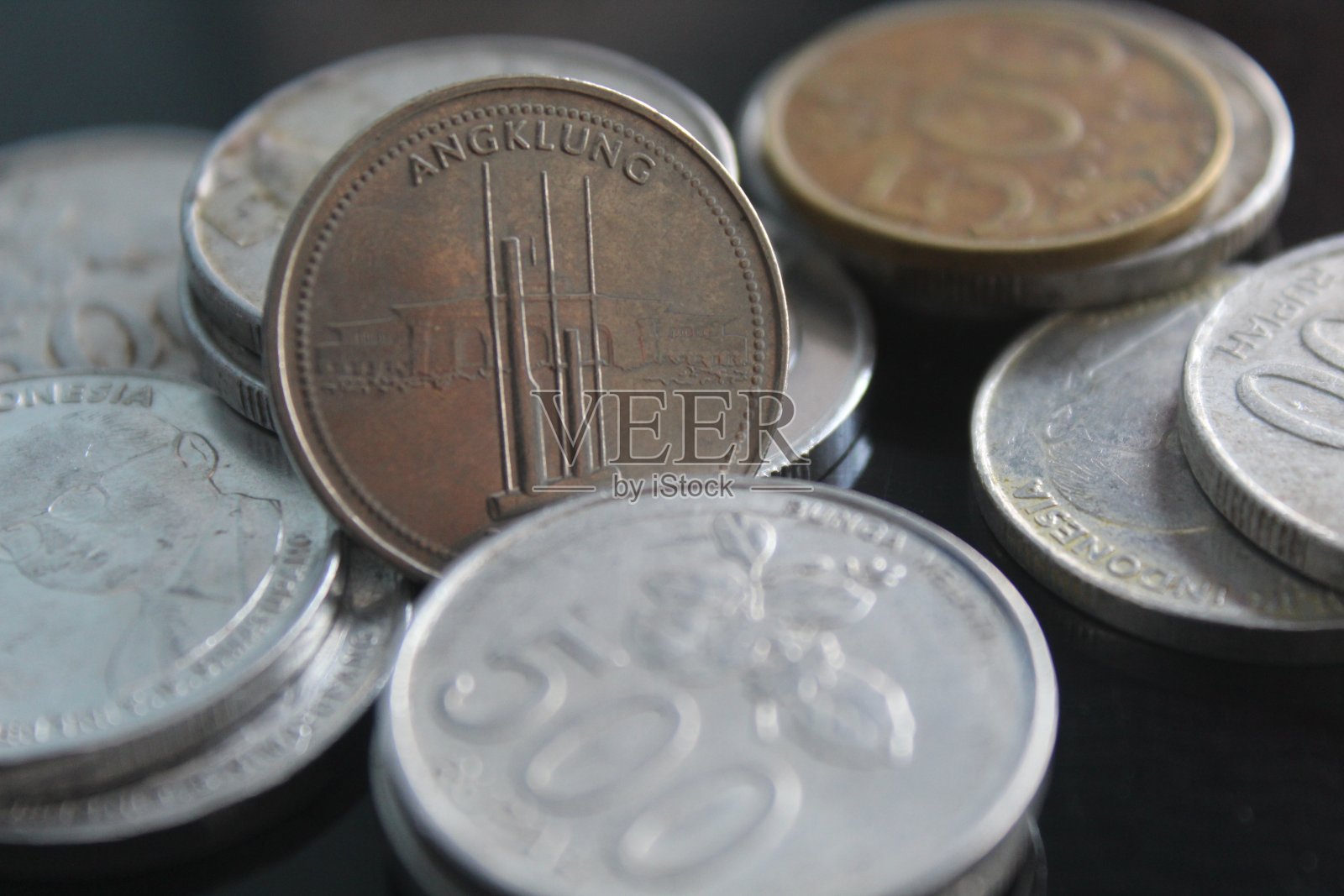 黑底印尼盾硬币照片摄影图片