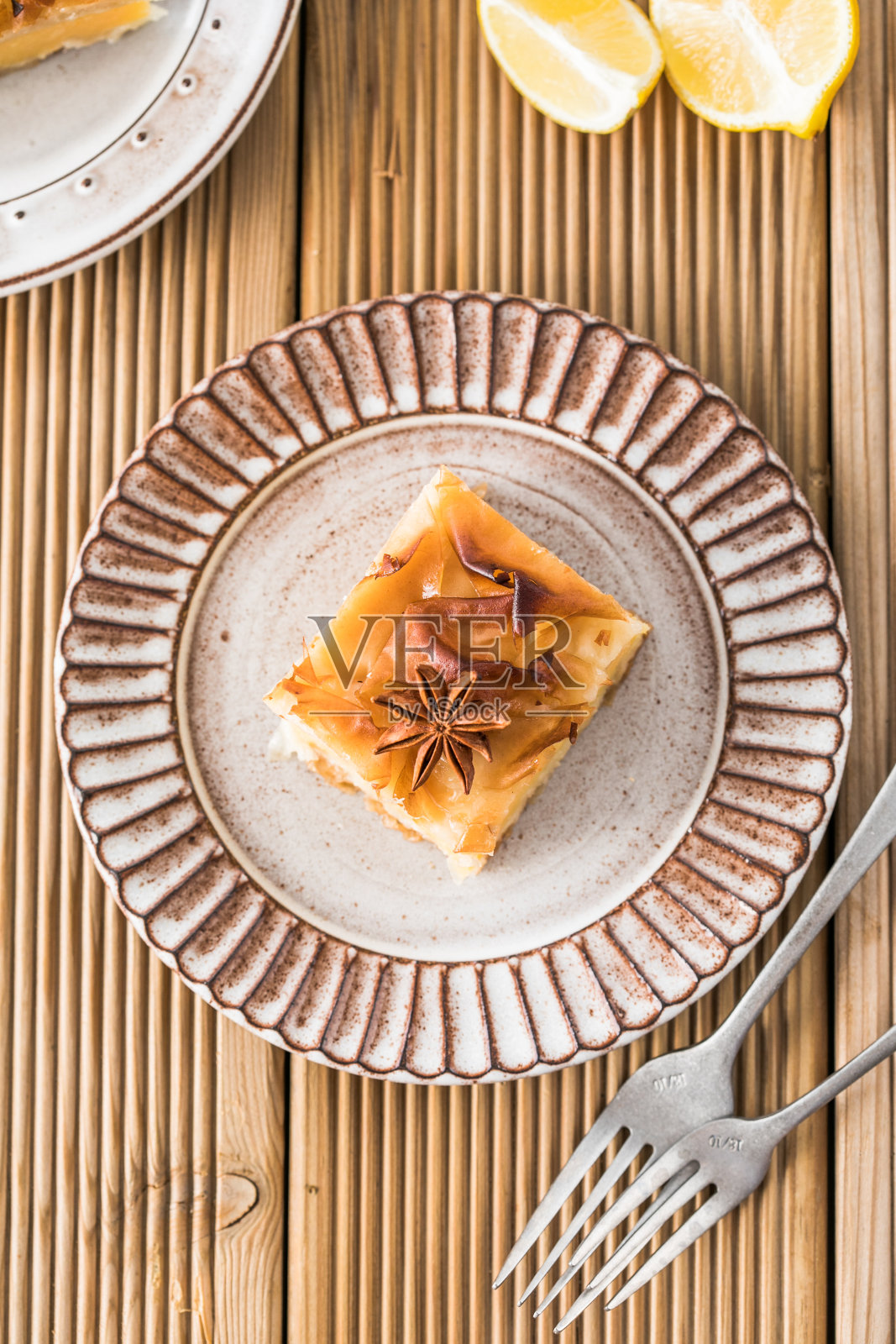 希腊传统甜点“Galaktoboureko”或“bougatsa”，在平底锅中烘烤，加糖浆。它叫塞萨洛尼基派。手工制作的酥饼，馅料是甜粗麦奶油照片摄影图片