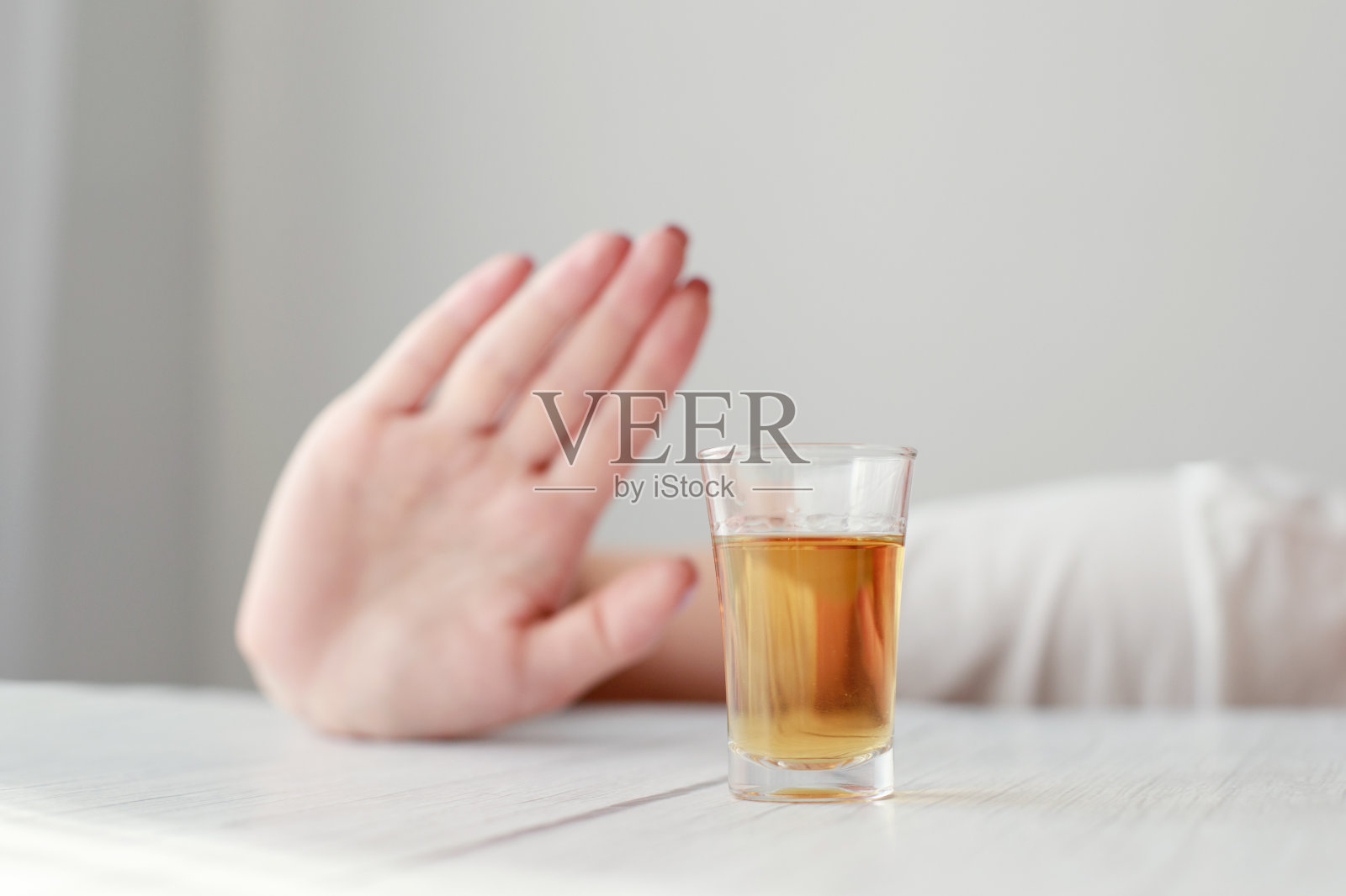 装有酒的玻璃杯照片摄影图片