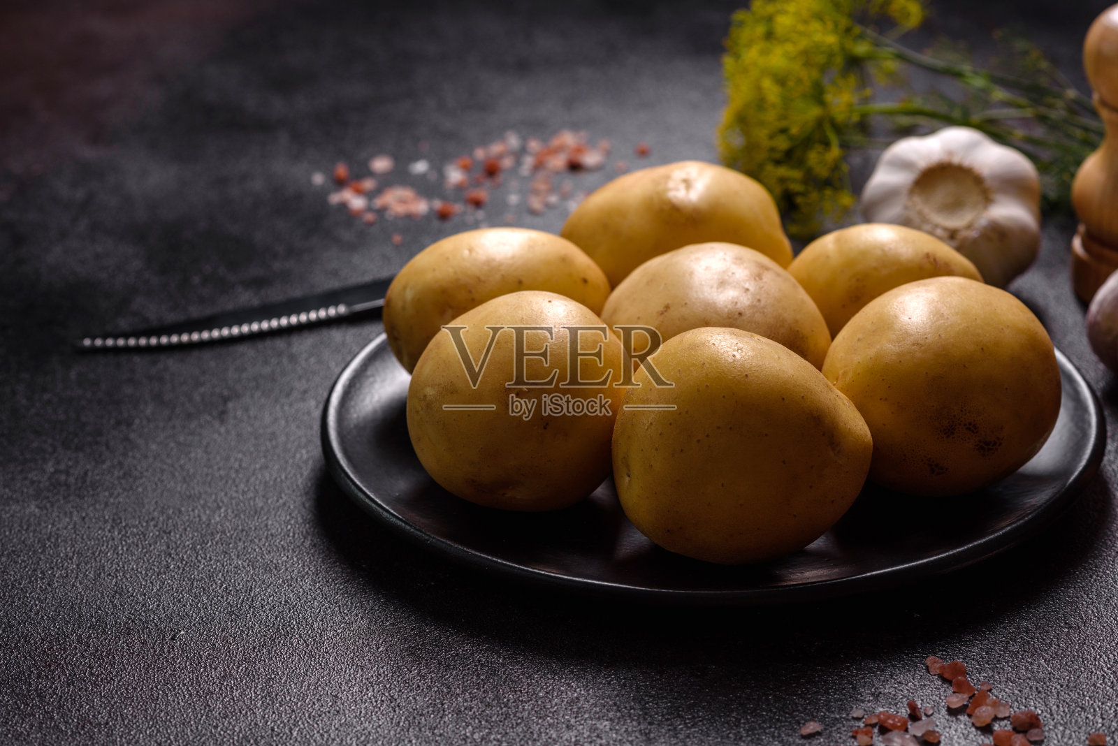 桌上有一堆小土豆。蔬菜的好处照片摄影图片