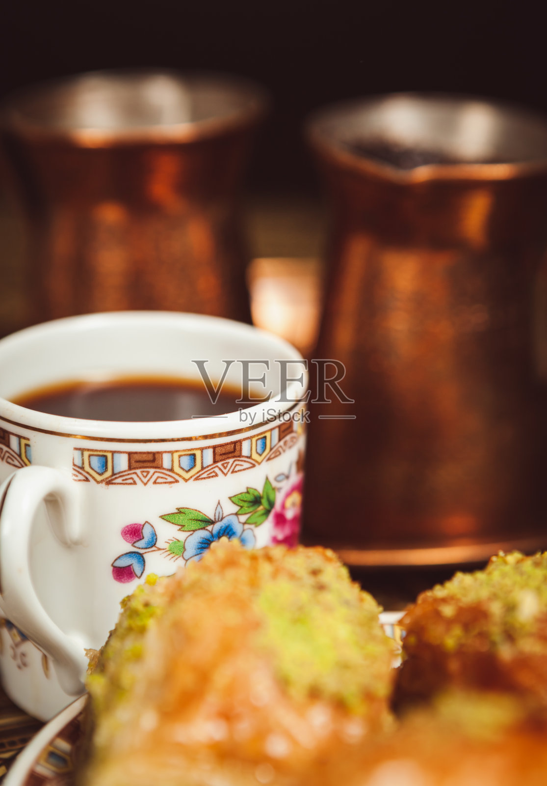 深色背景上的开心果果仁蜜饼和东方咖啡照片摄影图片