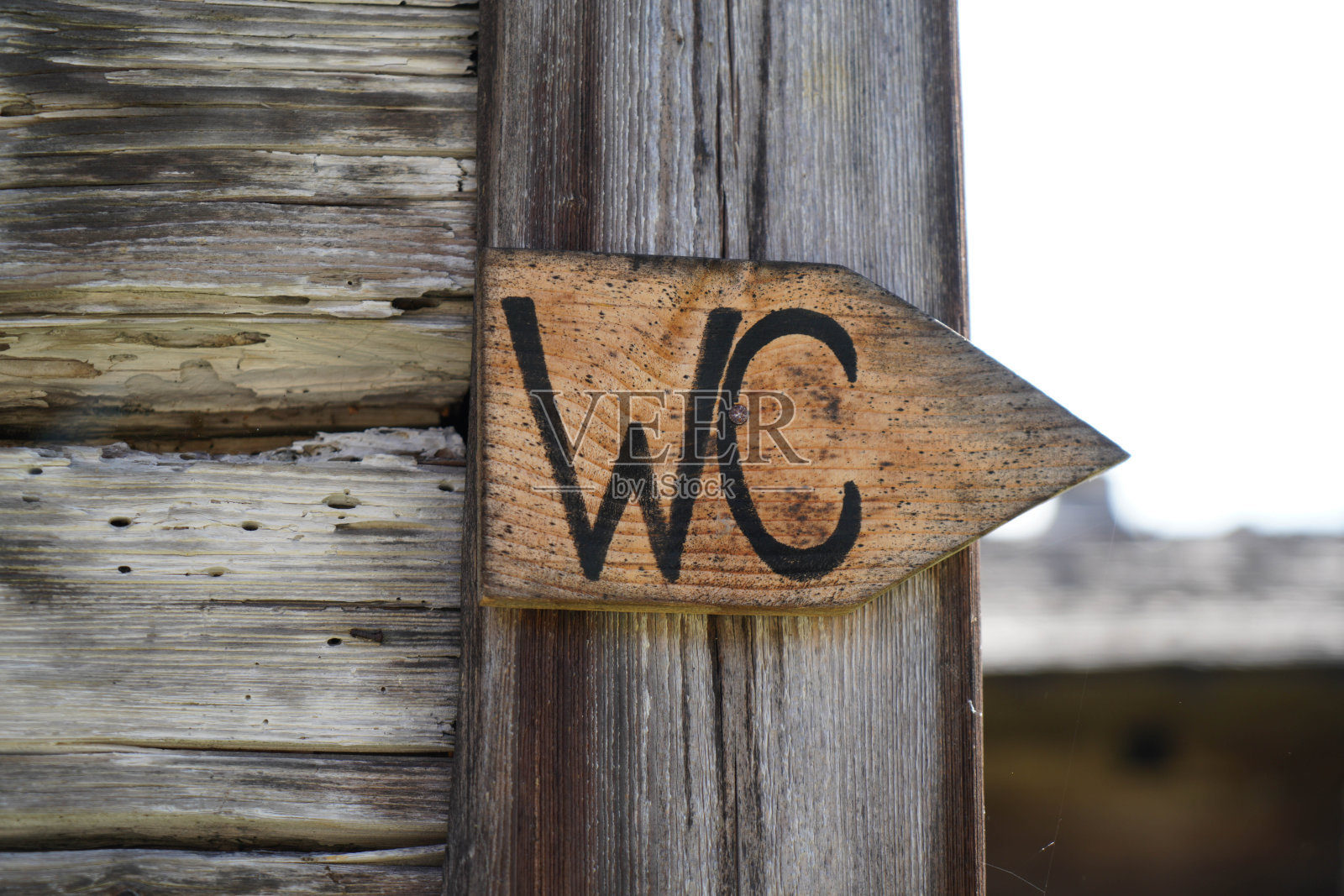 木制部件，如窗户、门、屋顶和墙壁照片摄影图片