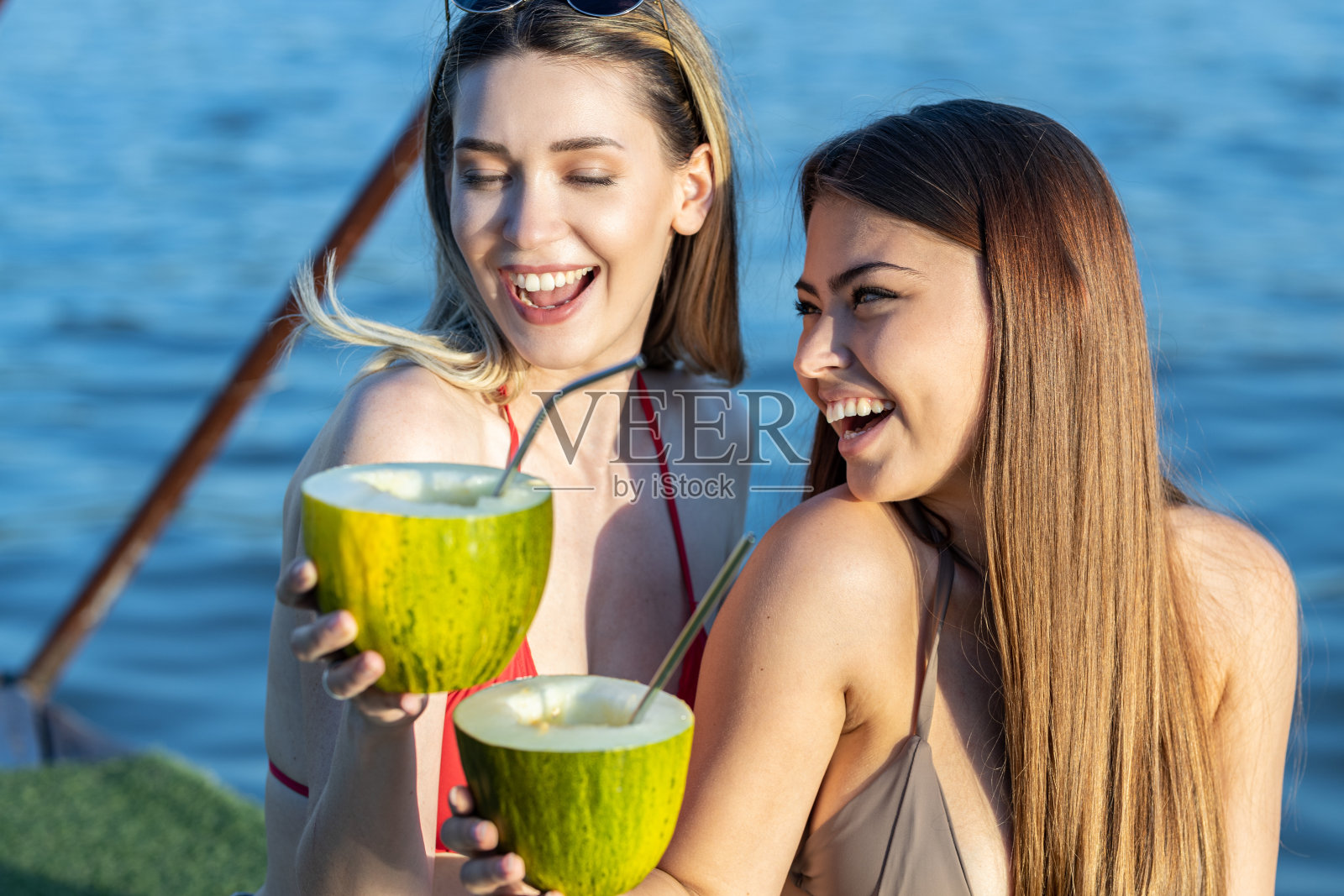 女孩们在喝鸡尾酒照片摄影图片