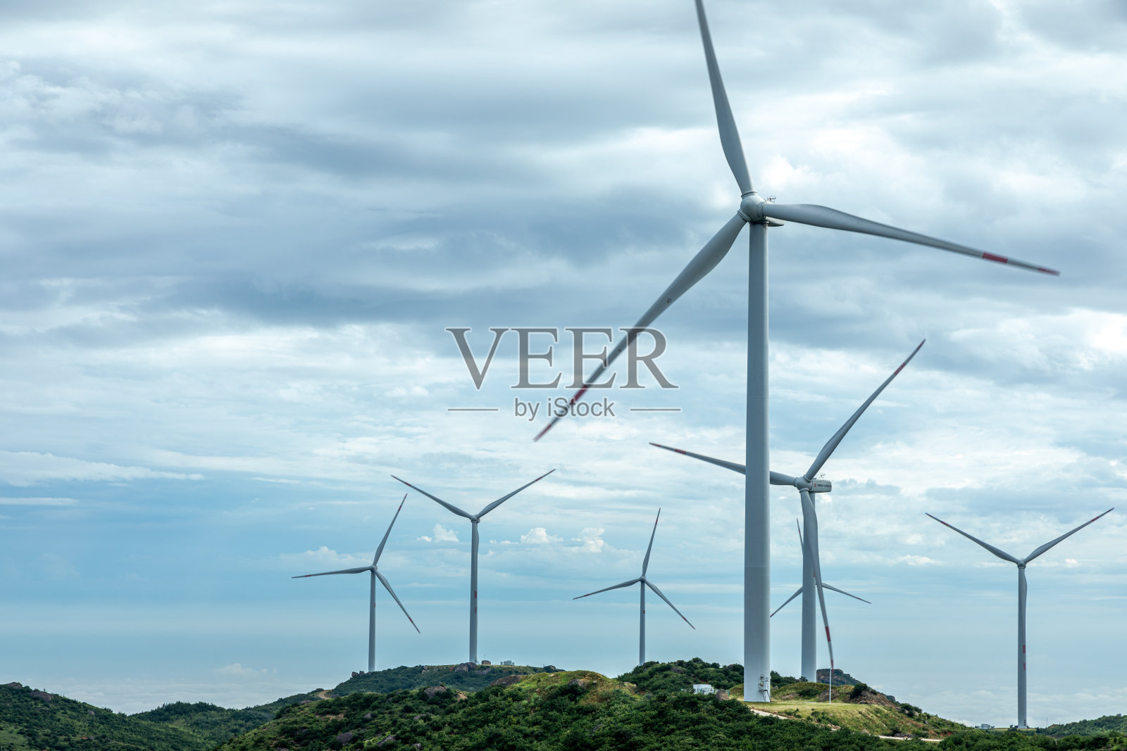 高山蓝天白云风力发电机照片摄影图片