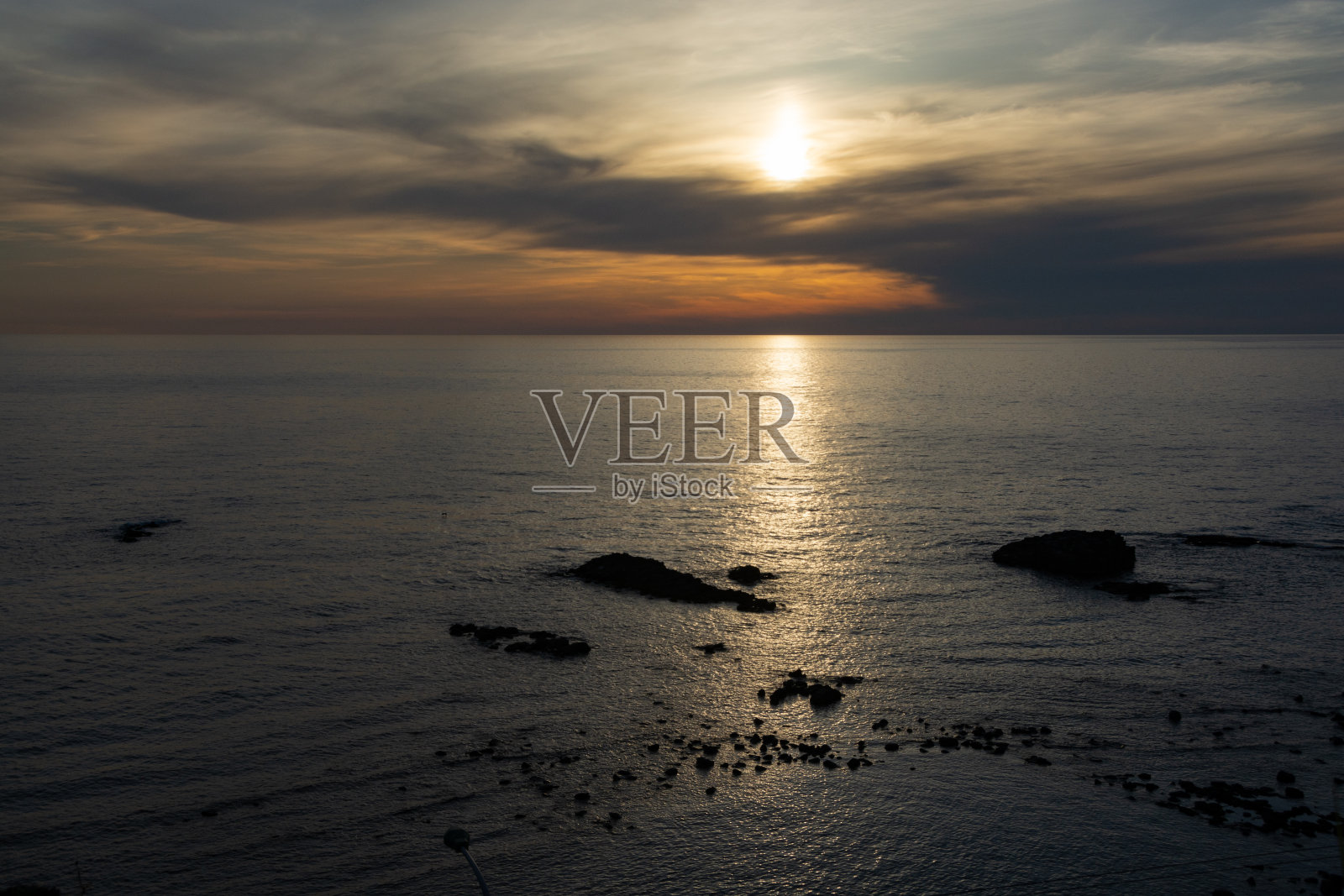 黄昏时的大海反射着太阳照片摄影图片