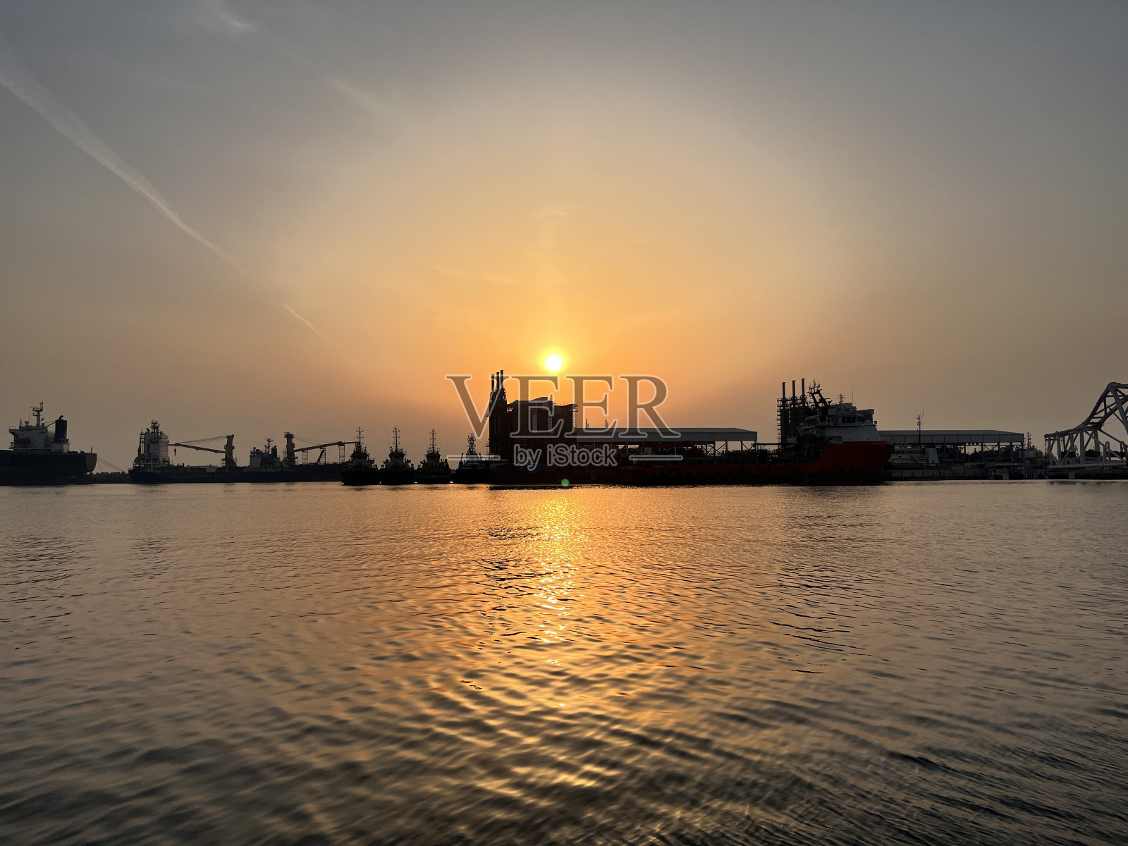 造船厂的日落照片摄影图片