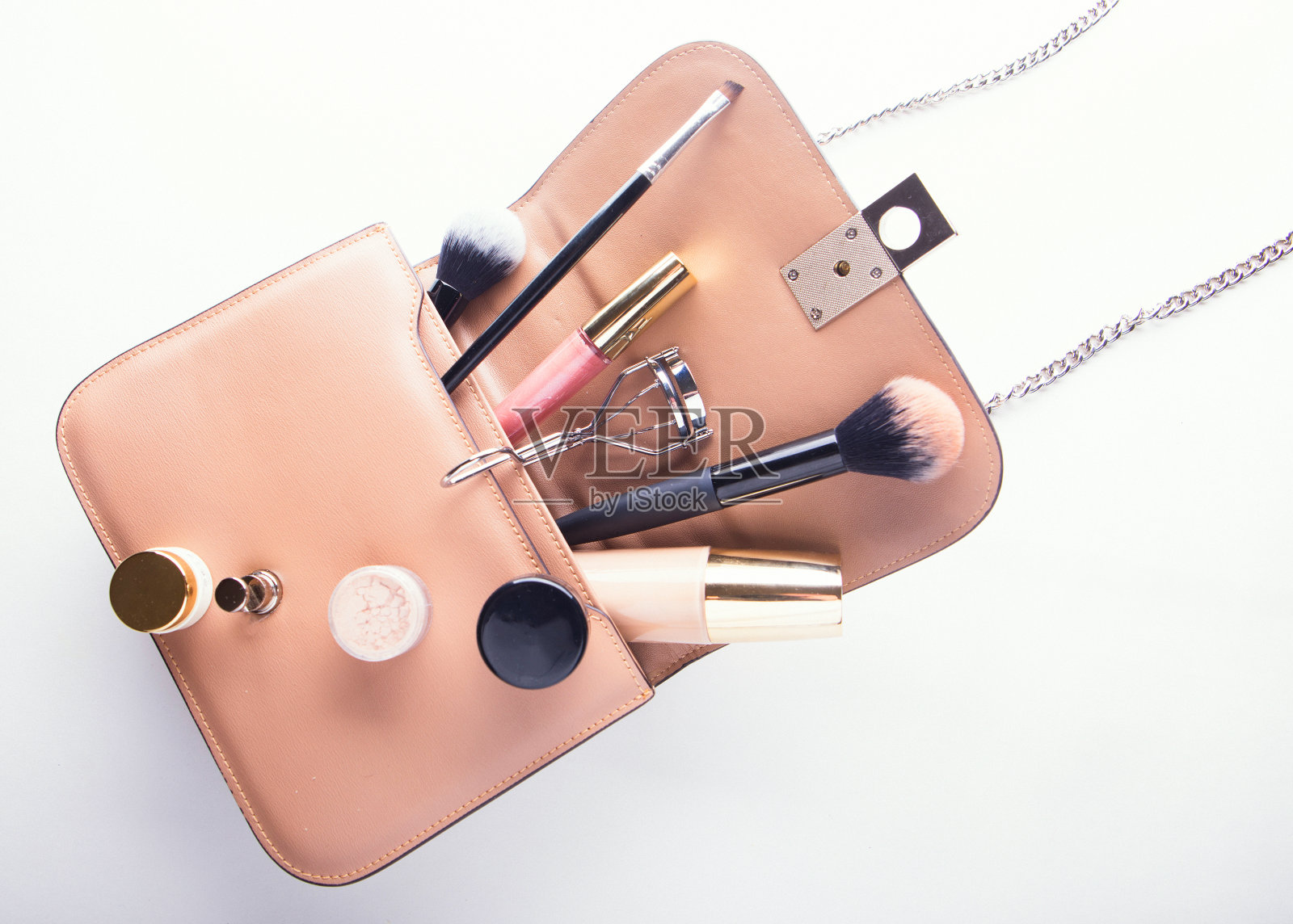 扁平的女性时尚配饰和白色背景上的粉色手袋照片摄影图片