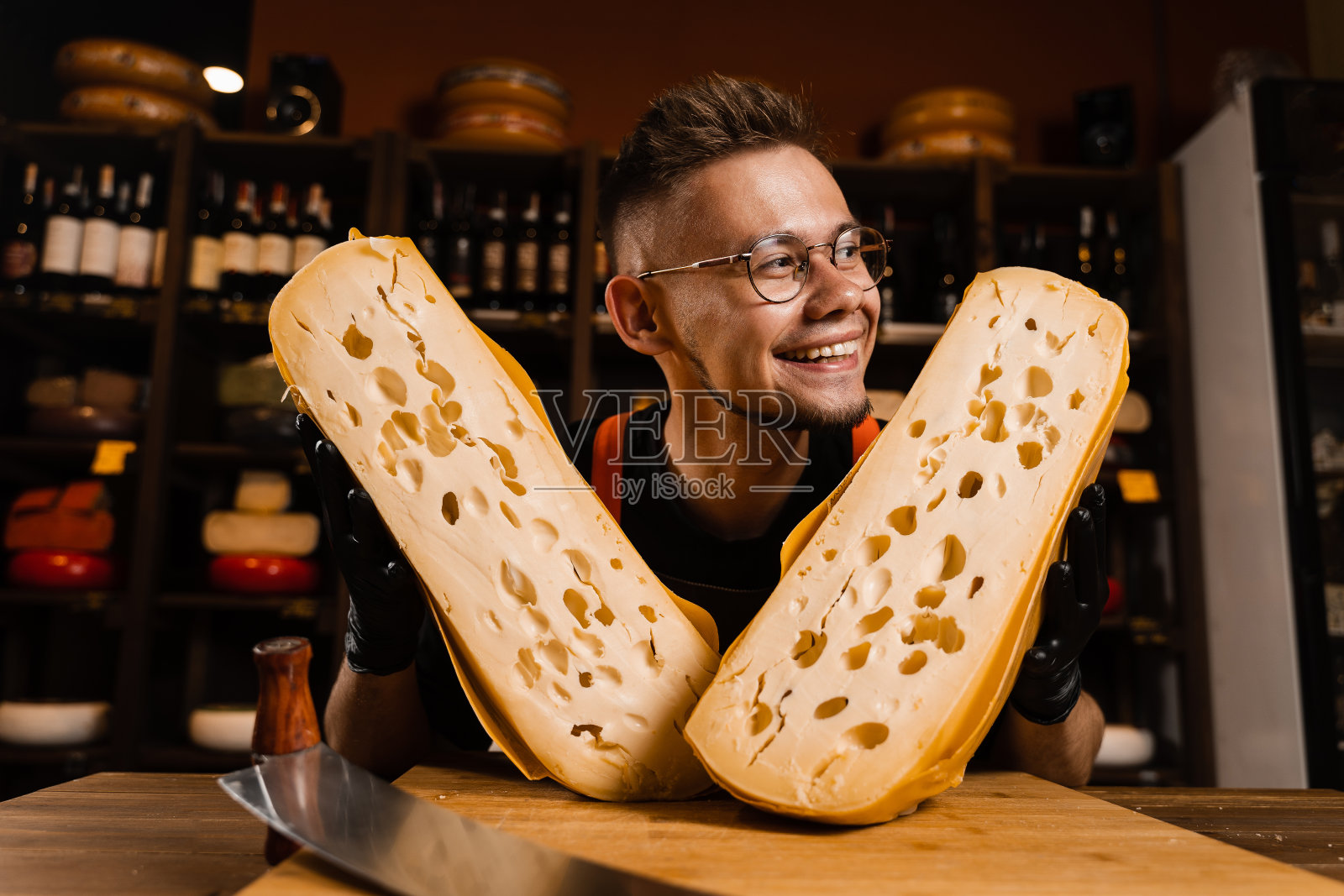 情感奶酪侍酒师正享受着自然陈酿的限量maasdam奶酪。奶酪食品广告图片创意。照片摄影图片