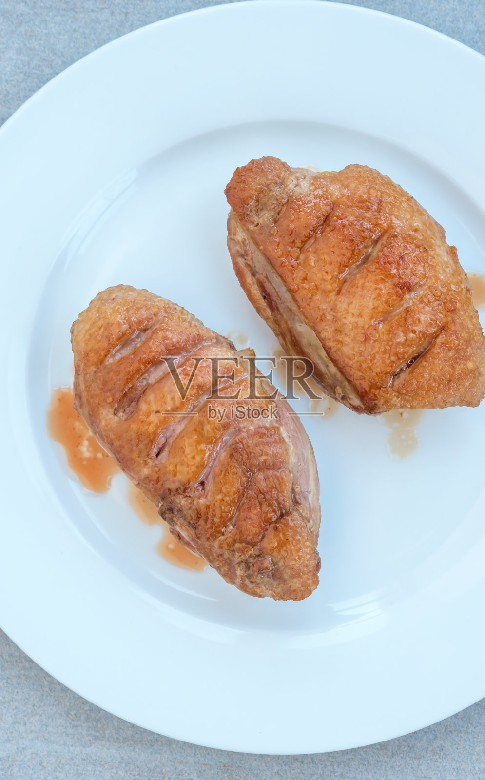 煎鸭胸放在盘子里照片摄影图片