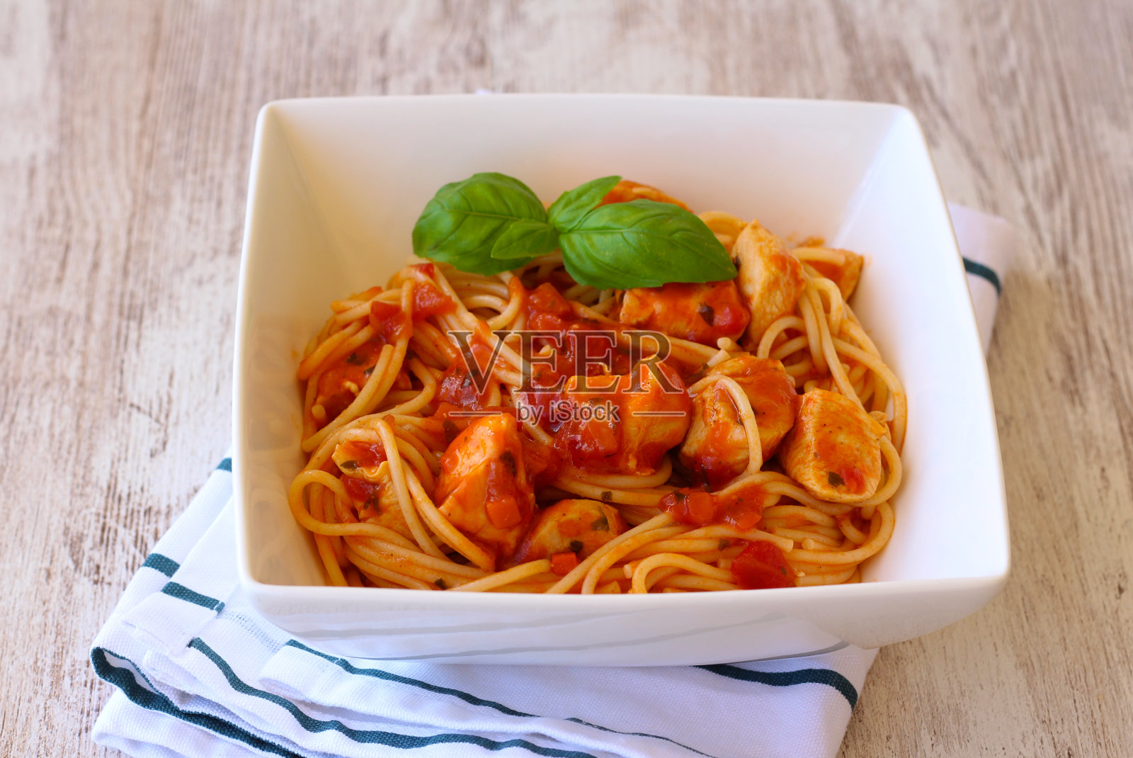 鸡胸肉意大利面照片摄影图片