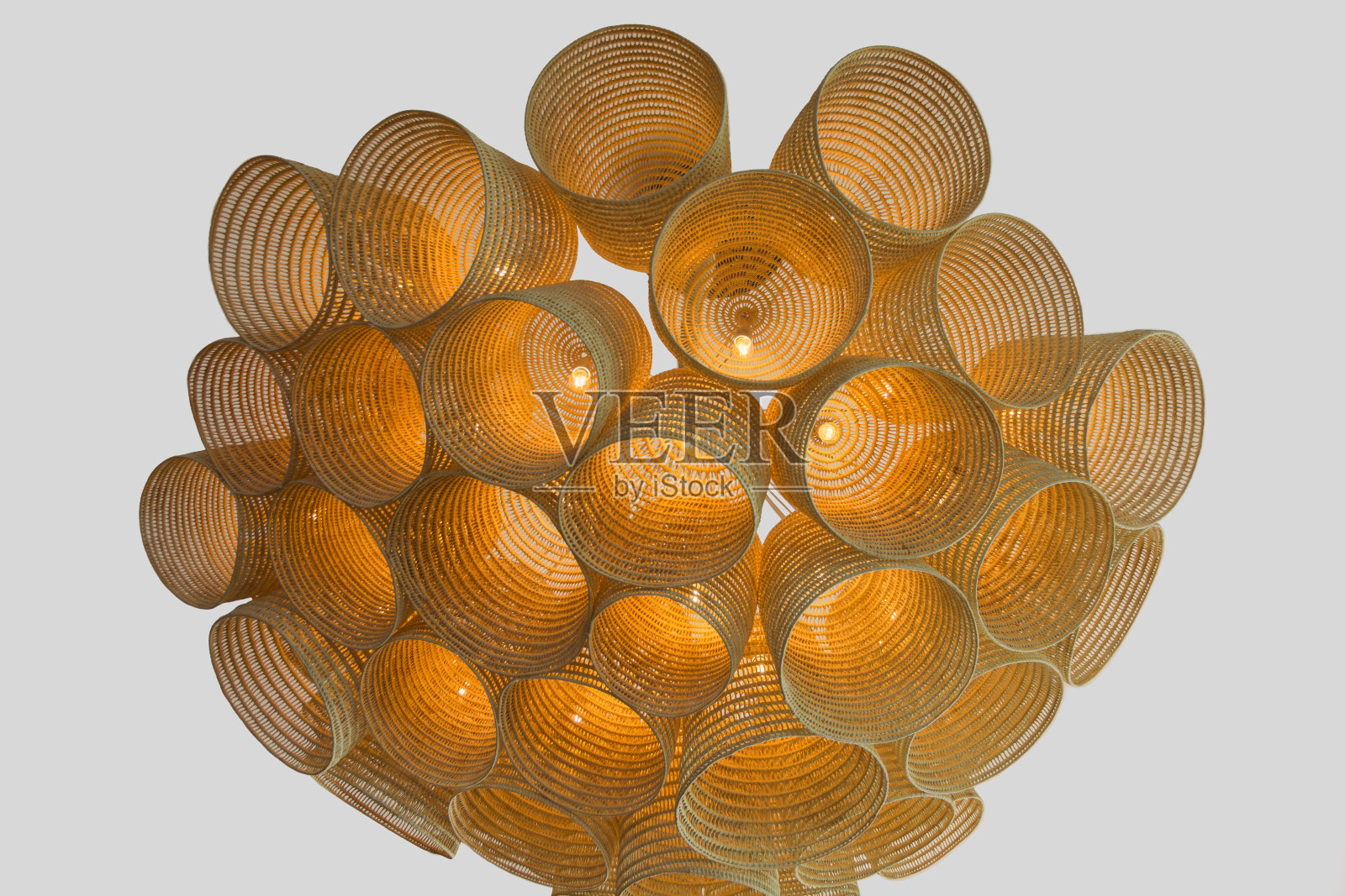 几个稻草筐做成的枝形吊灯。照片摄影图片