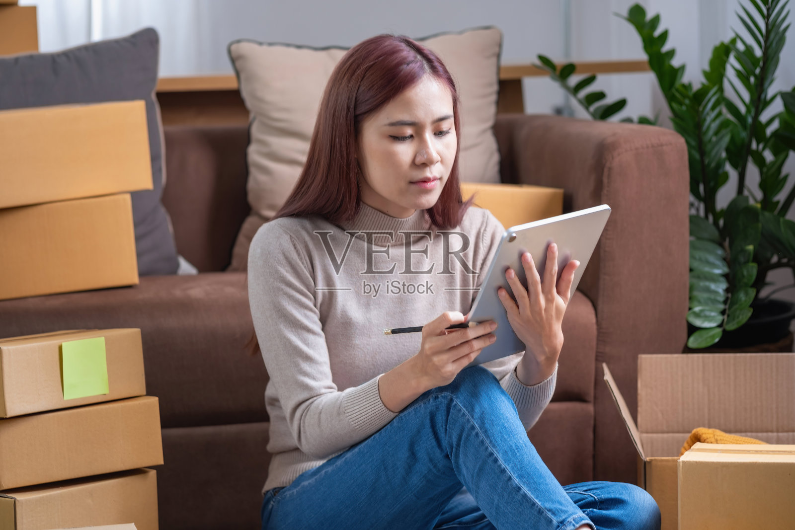 年轻的亚洲中小企业商人开始一个小型和盒装中小企业业务作为一个在线业务。网上中小企业经营理念。照片摄影图片