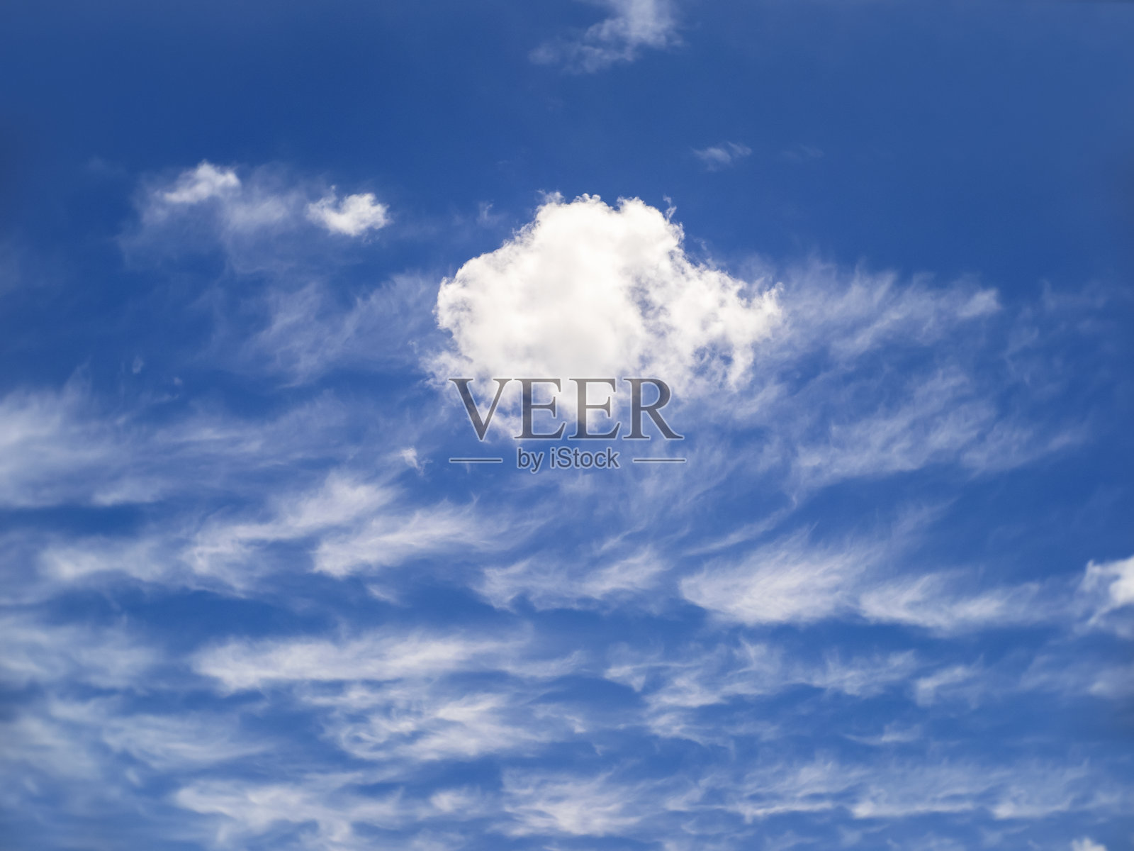 晴朗的早晨，广阔的蓝天和美丽的云在好天气。照片摄影图片