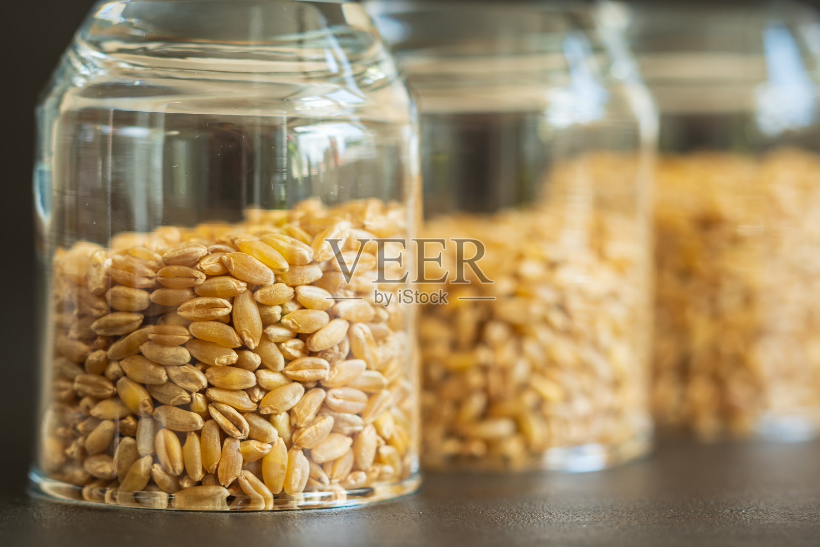 麦粒在玻璃罐内收纳容器特写照片摄影图片