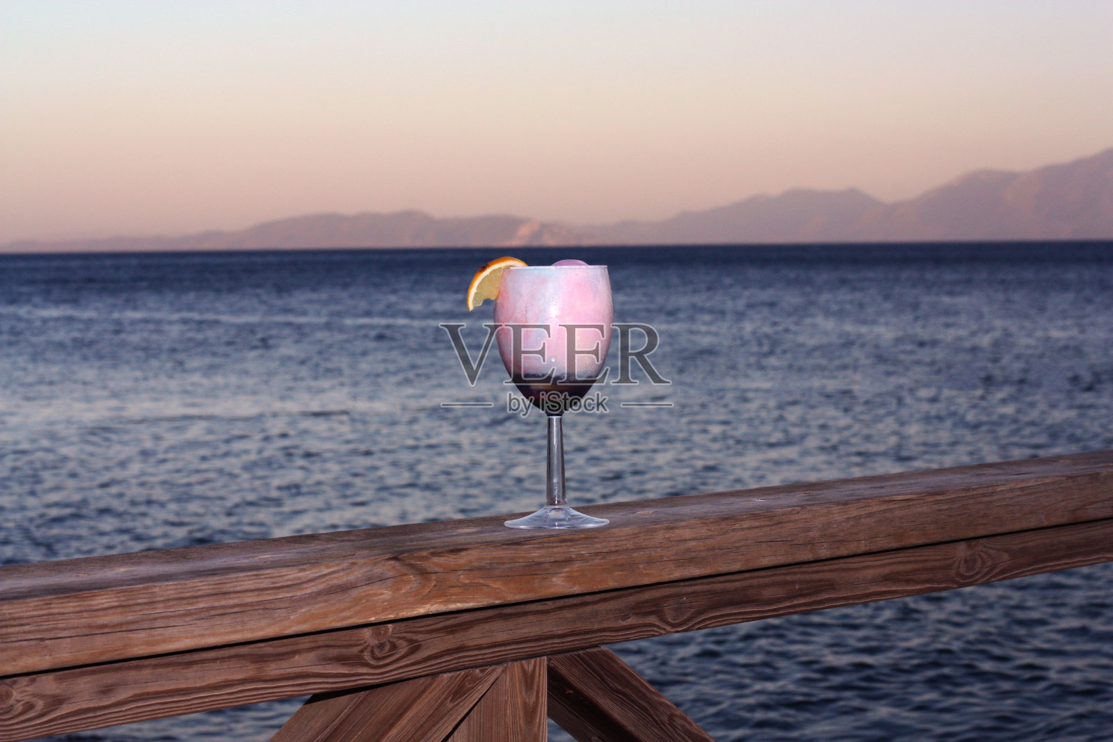 海滩前美味的莫吉托鸡尾酒。照片摄影图片