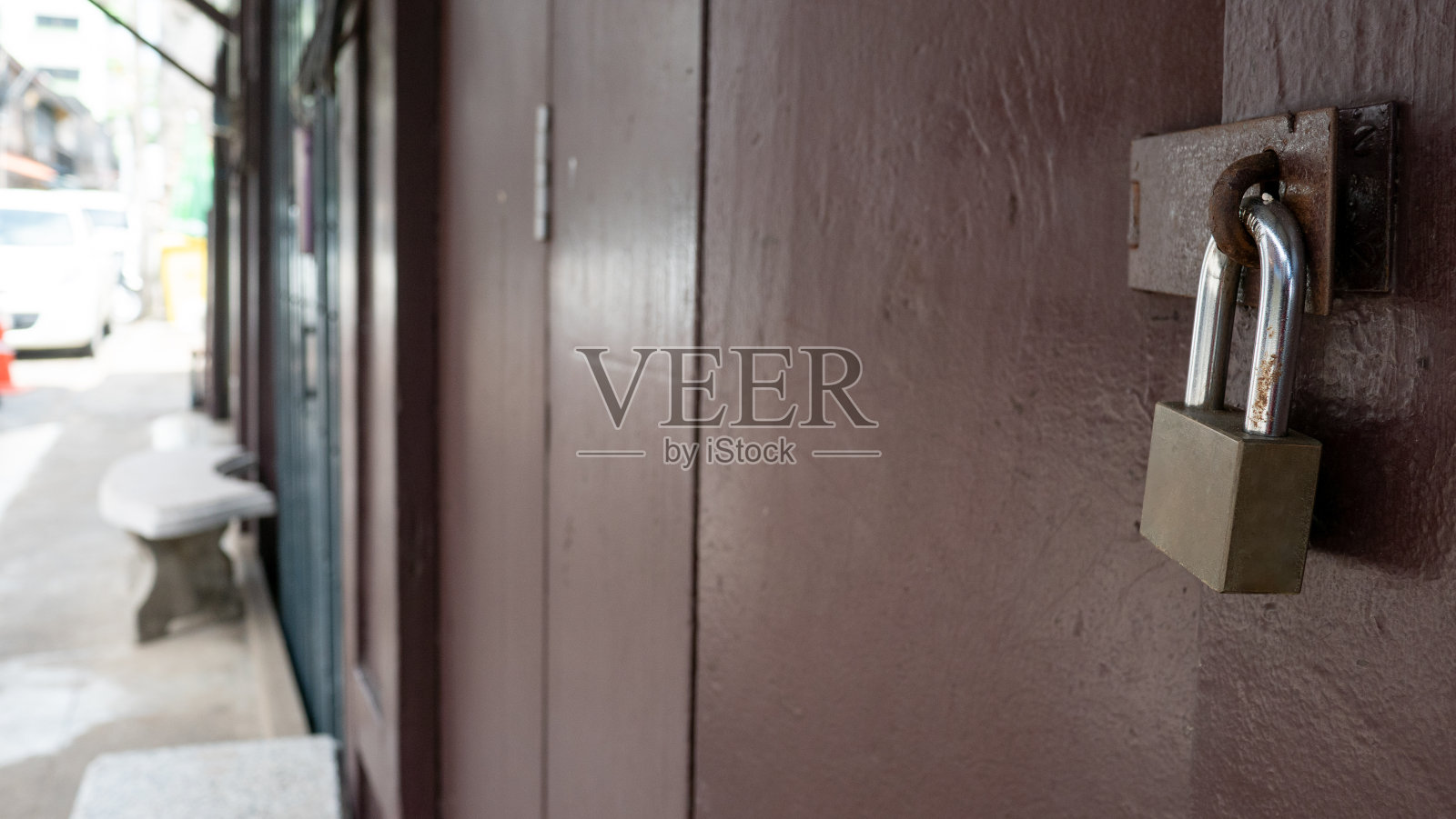 旧门上的挂锁照片摄影图片