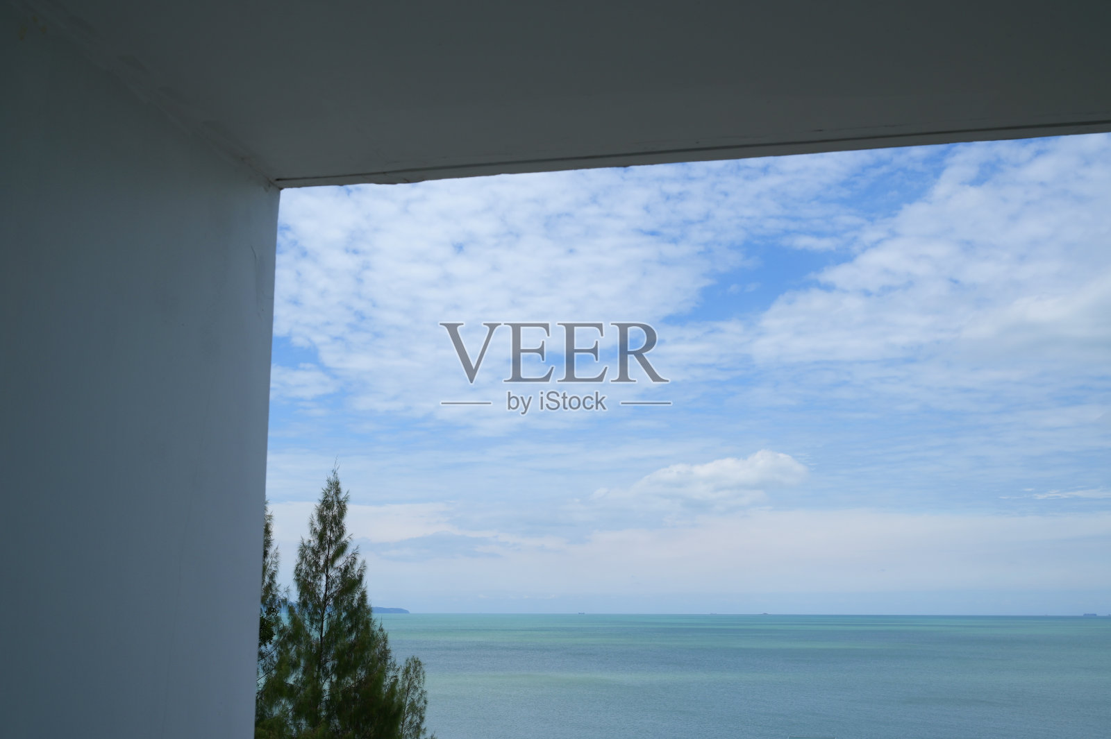 玻璃阳台，海天背景照片摄影图片