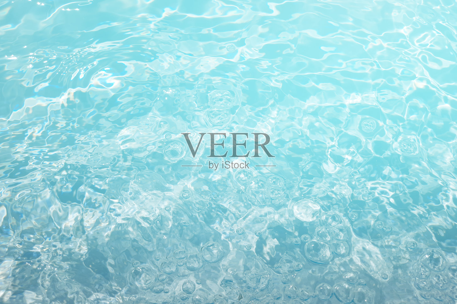 离焦模糊蓝色水彩在游泳池涟漪水细节背景。水花，水花背景。照片摄影图片