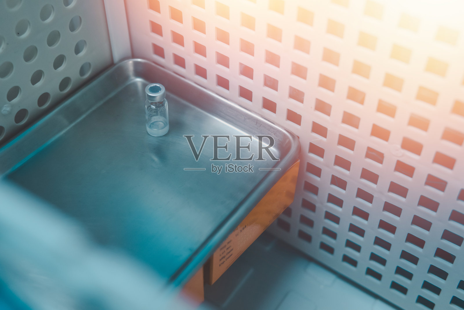 病人在医院接种用的疫苗瓶。照片摄影图片