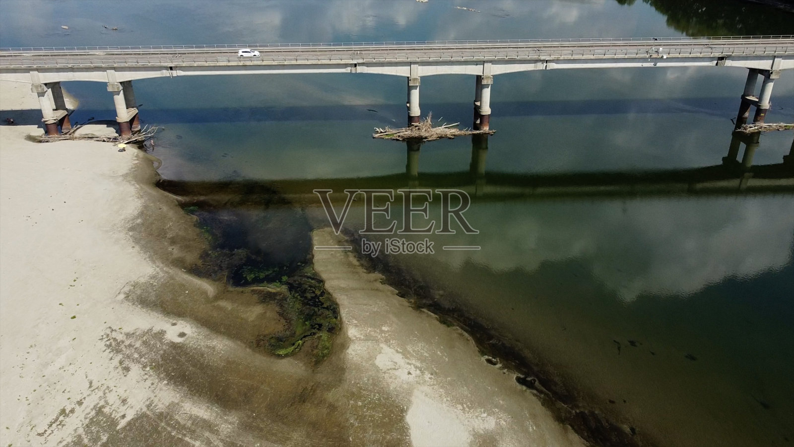 干旱和干旱的问题，在波河几乎没有水，大片的沙子和水-气候变化和全球变暖，无人机在波河上的西班牙竞技场-拯救地球照片摄影图片
