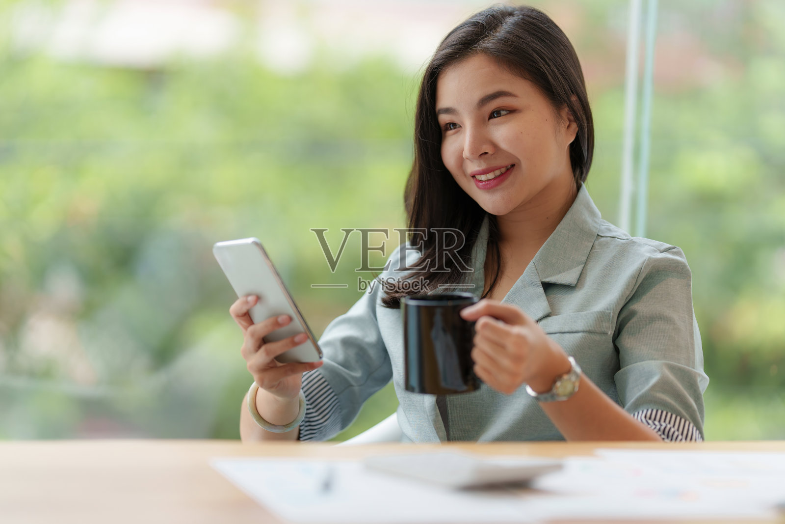 商务女性使用在线银行程序完成KYC，以便开立数字储蓄账户。网络安全的定义。照片摄影图片